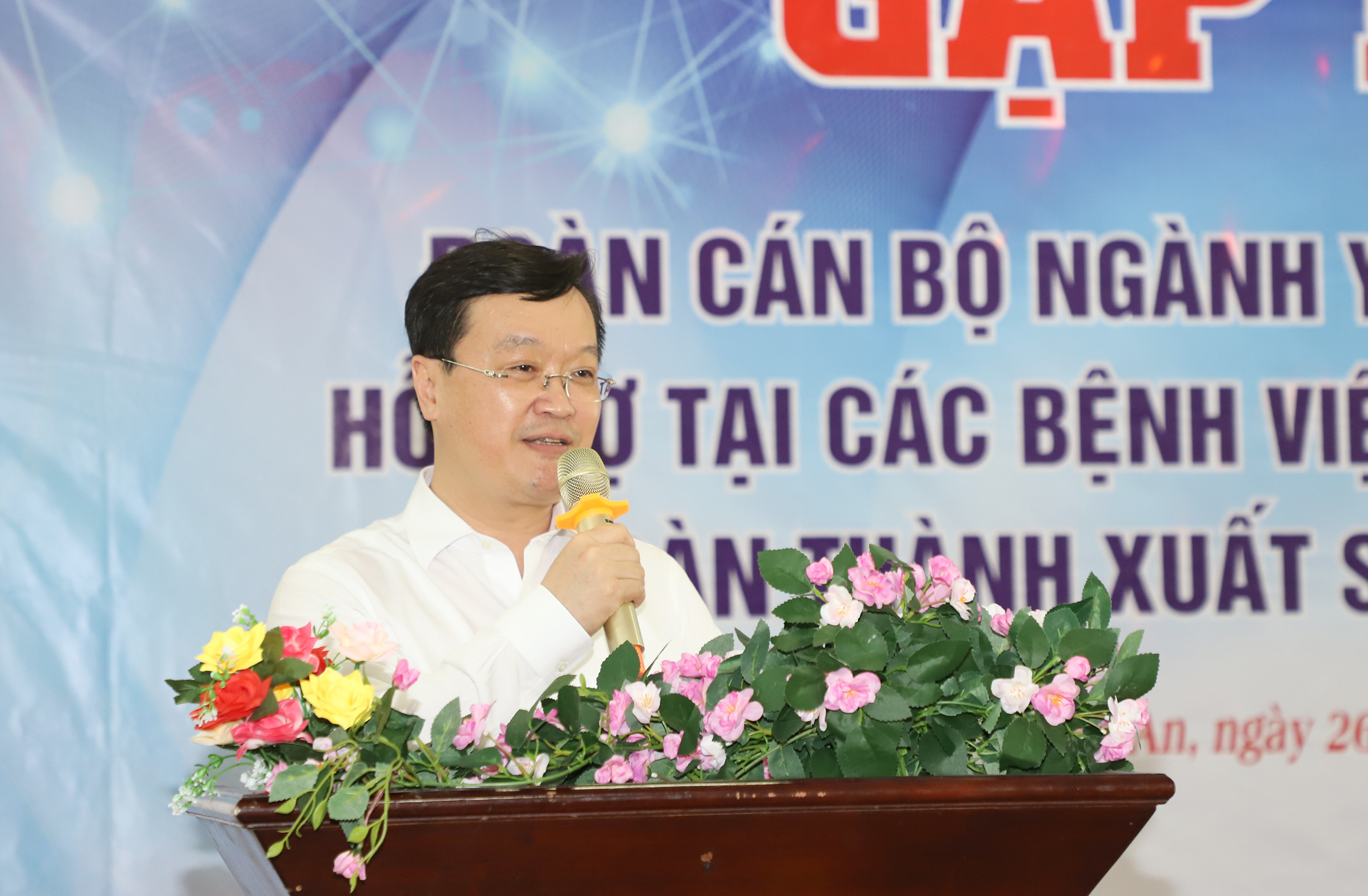 Chủ tịch UBND tỉnh Nguyễn Đức Trung biểu dương tinh thần trách nhiệm của 16 cán bộ trong đoàn công tác. Ảnh: Phạm Bằng