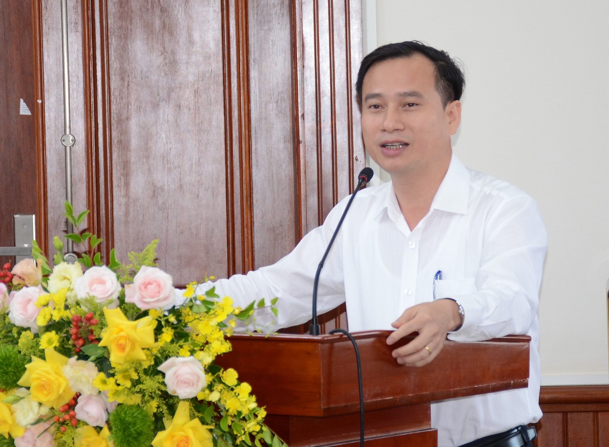 GS.TS Nguyễn Huy Bằng, Hiệu trưởng Trường Đại học Vinh phát biểu tôn vinh Nhà giáo Nguyễn Trung Hiếu trong buổi tọa đàm. Ảnh: Thành Chung