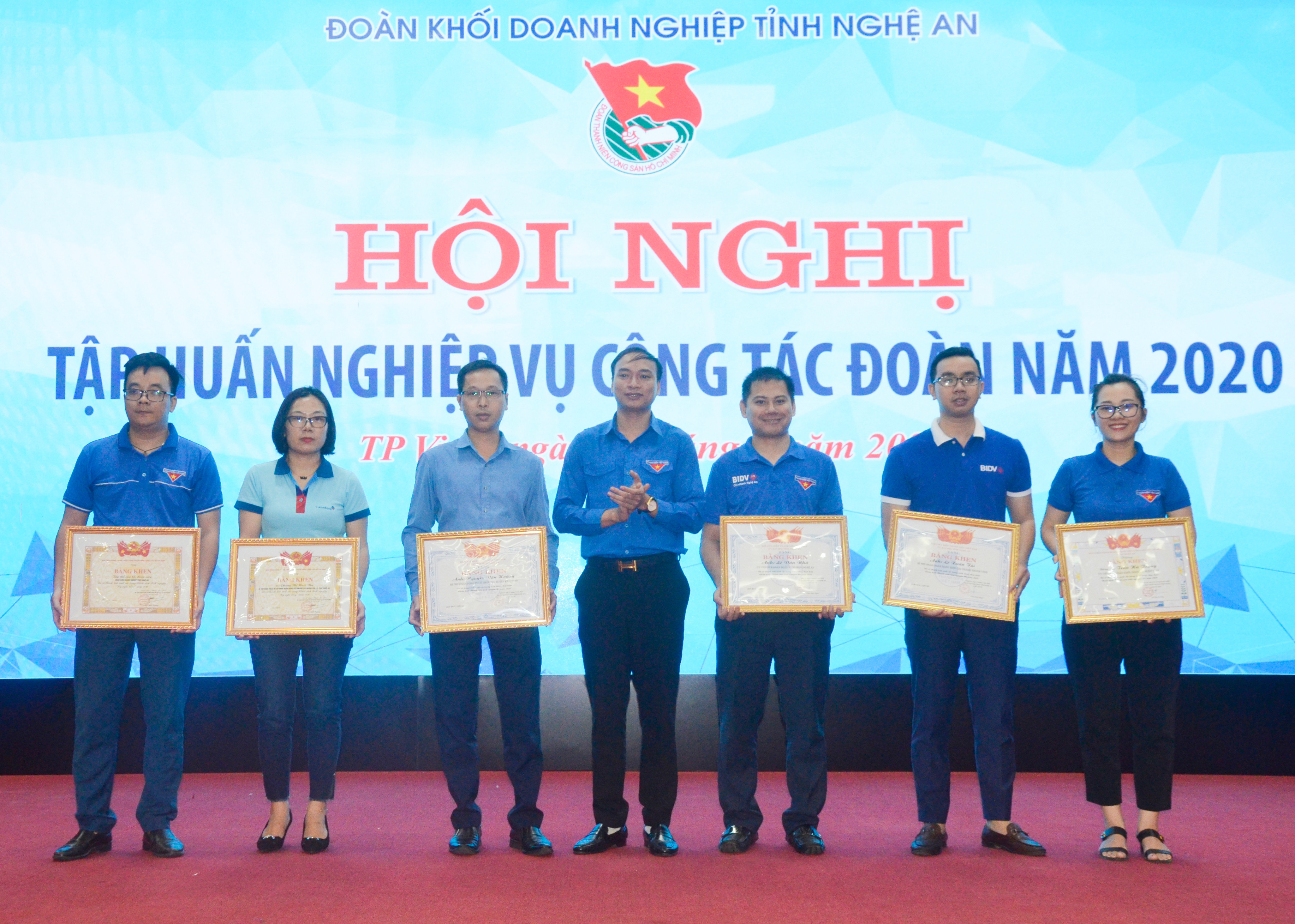 Tỉnh đoàn Nghệ An trao thưởng cho tập thể, cá nhân có thành tích xuất sắc trong chiến dịch Thanh niên tình nguyện Hè năm 2020. Ảnh: Thanh Lê