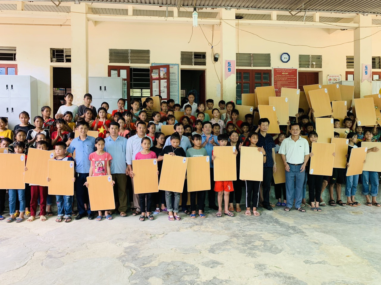 Đoàn công tác trao quà cho các em học sinh tại Trường PTDTBT – THCS Hữu Khuông (Tương Dương). Ảnh: CTV