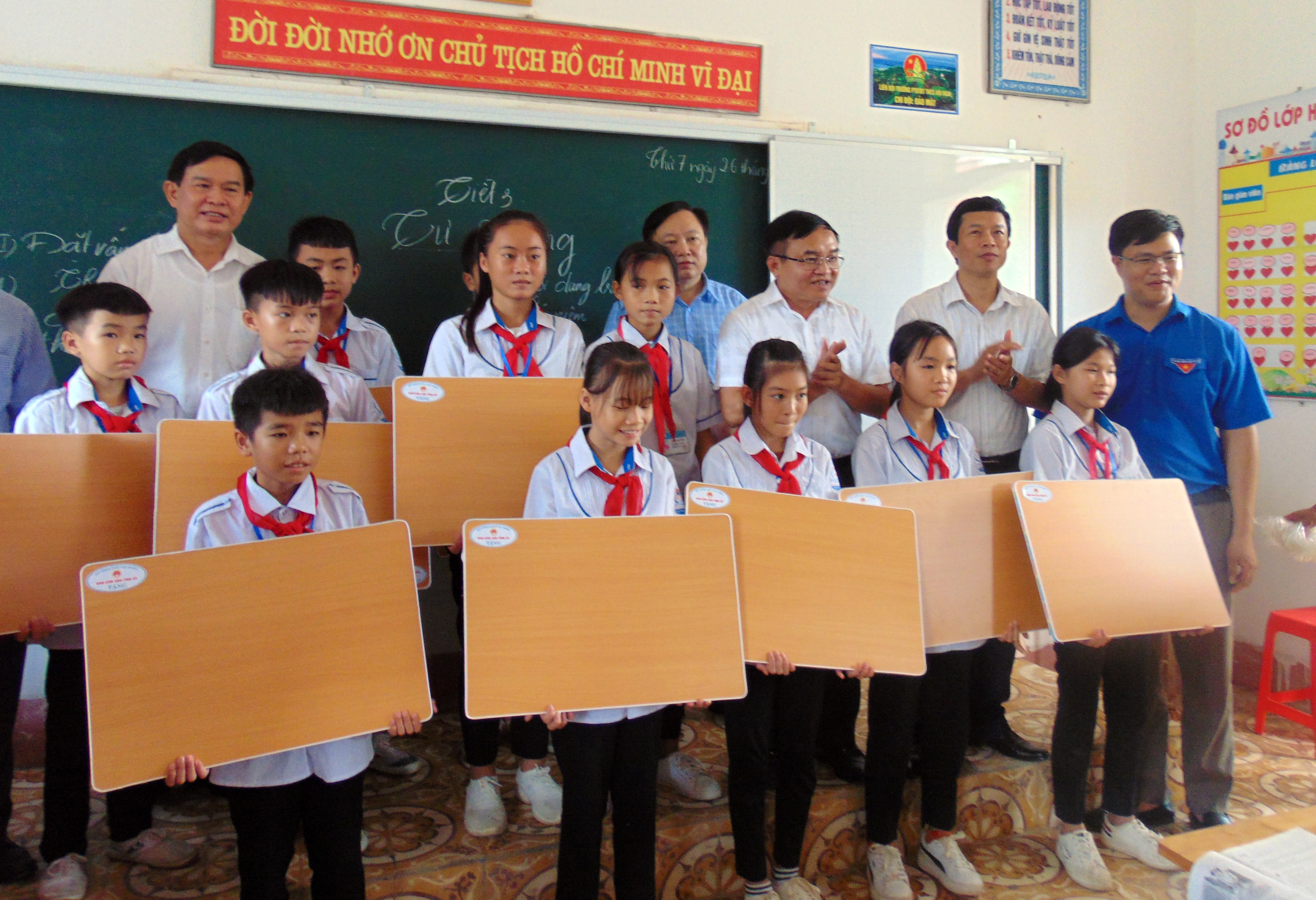 Đoàn công tác trao quà cho các em học sinh tại Trường PTDTBT - THCS Hội Nga (Quỳ Châu). Ảnh: Thanh Hà