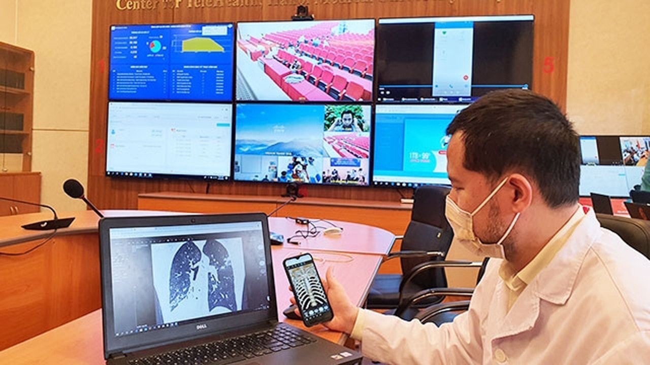 Bác sỹ đang thực hiện khám bệnh từ xa thông qua Telehealth