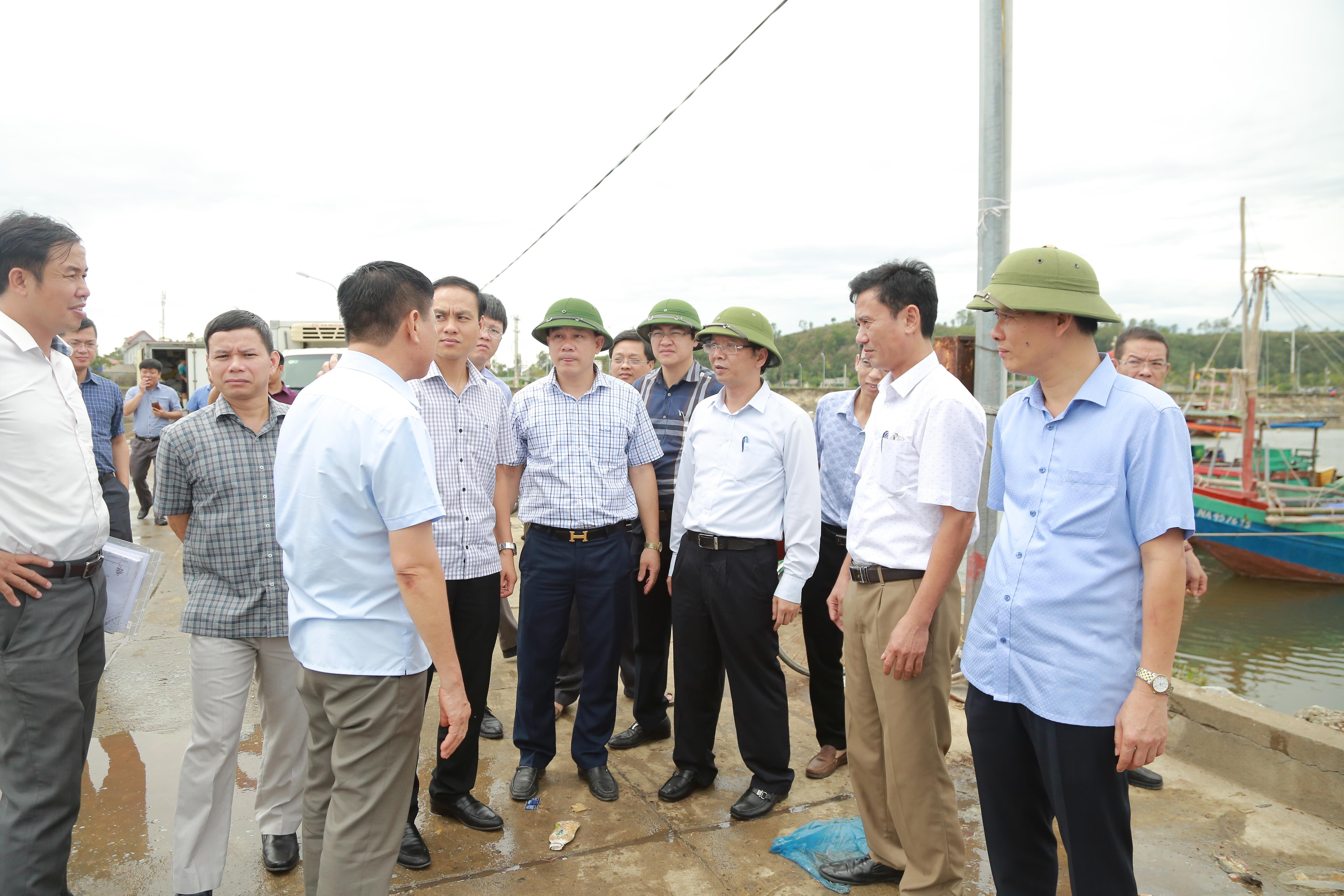 Đồng chí Bùi Thanh An - Uyr viên BTV Tỉnh ủy, Chủ nhiệm UBKT Tỉnh uyr cùng đoàn công tác kiểm tra một số dự án trọng điểm thực hiện Nghị quyết Đại hội Đảng bộ tỉnh lần thứ XVI. Ảnh: Thành Duy