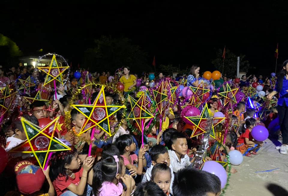 Niềm vui của trẻ em vùng tái định cư Thanh Chương trong đêm hội Vầng trăng yêu thương