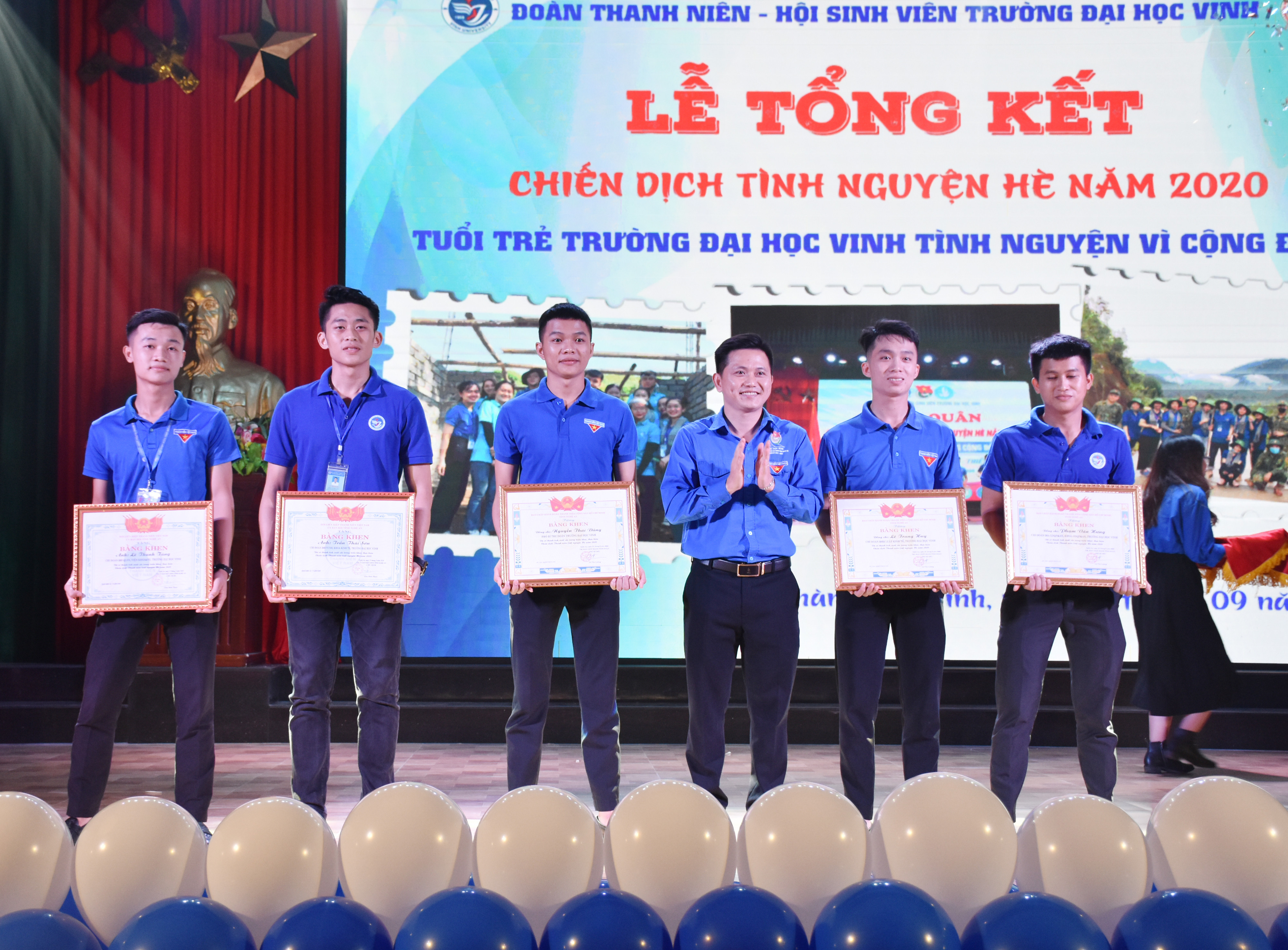 Hội Liên hiệp thanh niên tỉnh trao thưởng cho các sinh viên có thành tích xuất sắc trong chiến dịch tình nguyện hè năm 2020. Ảnh: Thanh Lê