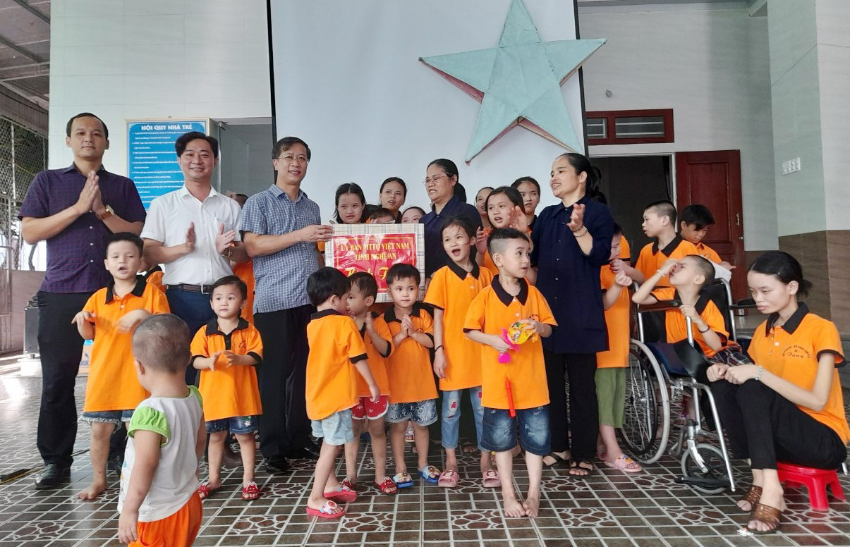 Đồng chí Nguyễn Đức Thành - Phó Chủ tịch Ủy ban MTTQ Việt Nam tỉnh trao quà cho lãnh đạo Trung tâm Mồ côi, khuyết tật Mẹ Têrêsa Calcutta