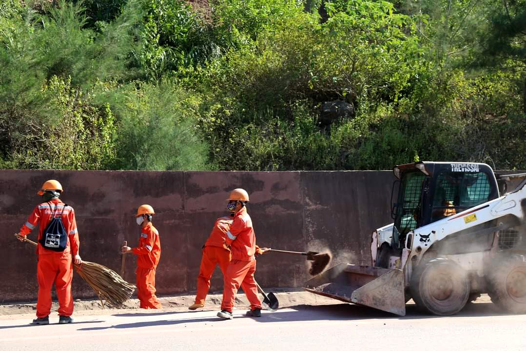 Cán bộ công nhân, đoàn viên Công ty CP Xi măng Sông Lam tham gia vệ sinh đường D4, đoạn qua xã Nghi Thiết (Nghi Lộc). Ảnh: Mỹ Duyên