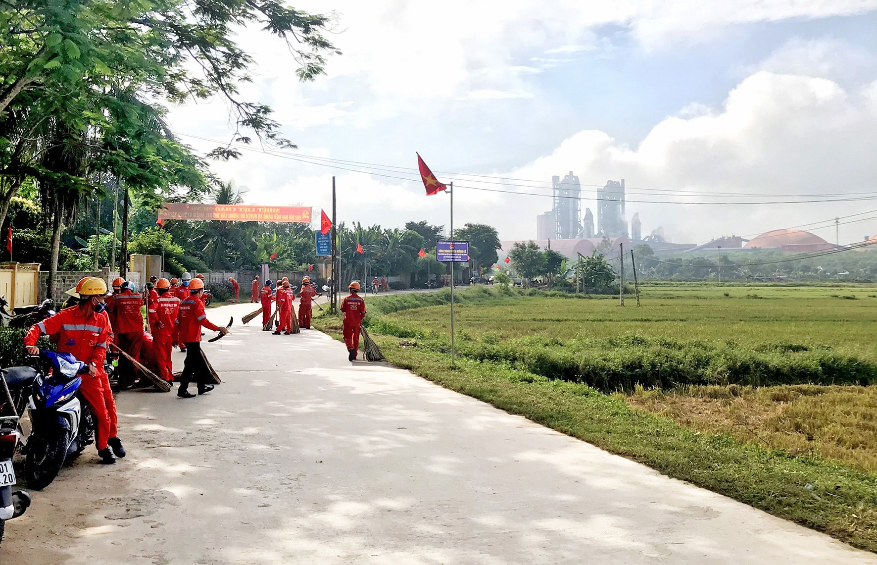 Những tuyến đường sạch đẹp ở Bài Sơn (Đô Lương) có sự chung tay của đoàn viên Nhà máy xi măng Đô Lương. Ảnh: Nguyễn Song