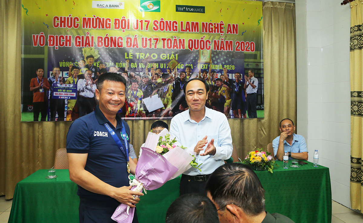 Động viên thành tích vang dội của đội U17 SLNA vừa đạt được, Đảng ủy Khối doanh nghiệp tỉnh Nghệ An thưởng cho đội U17 SLNA 10 triệu đồng. Ảnh: TK