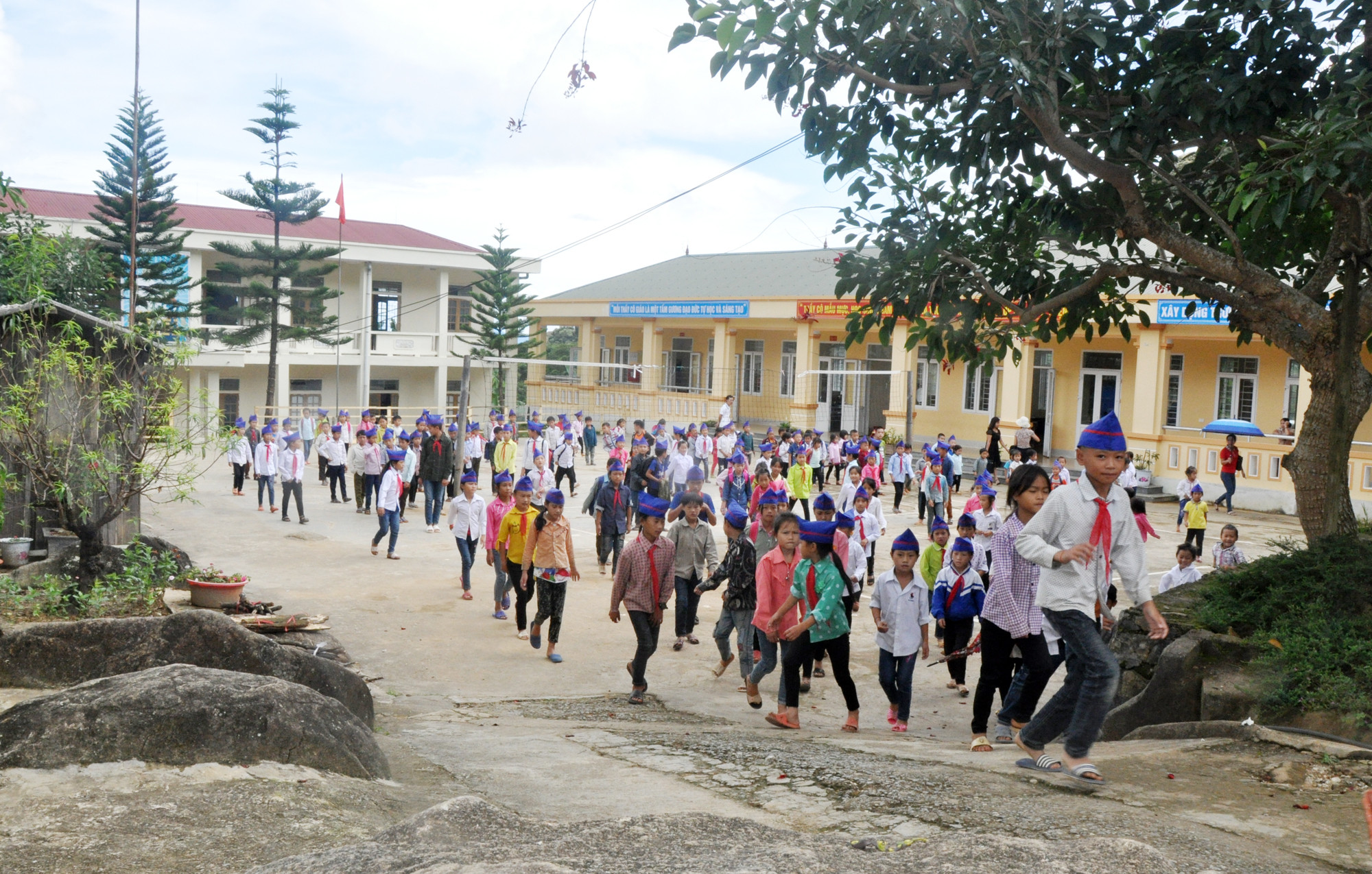 1.Giờ tan học của học sinh Trường Tiểu học 1 Na Ngoi (Kỳ Sơn). Ảnh: CK