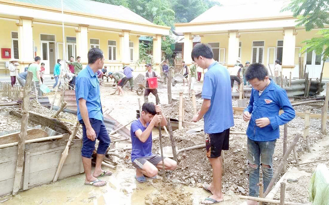 Đoàn viên - thanh niên xã Hữu Khuông (Tương Dương) giúp Trường Mầm non lát sân, đảm bảo an toàn cho học sinh. Ảnh: CTV