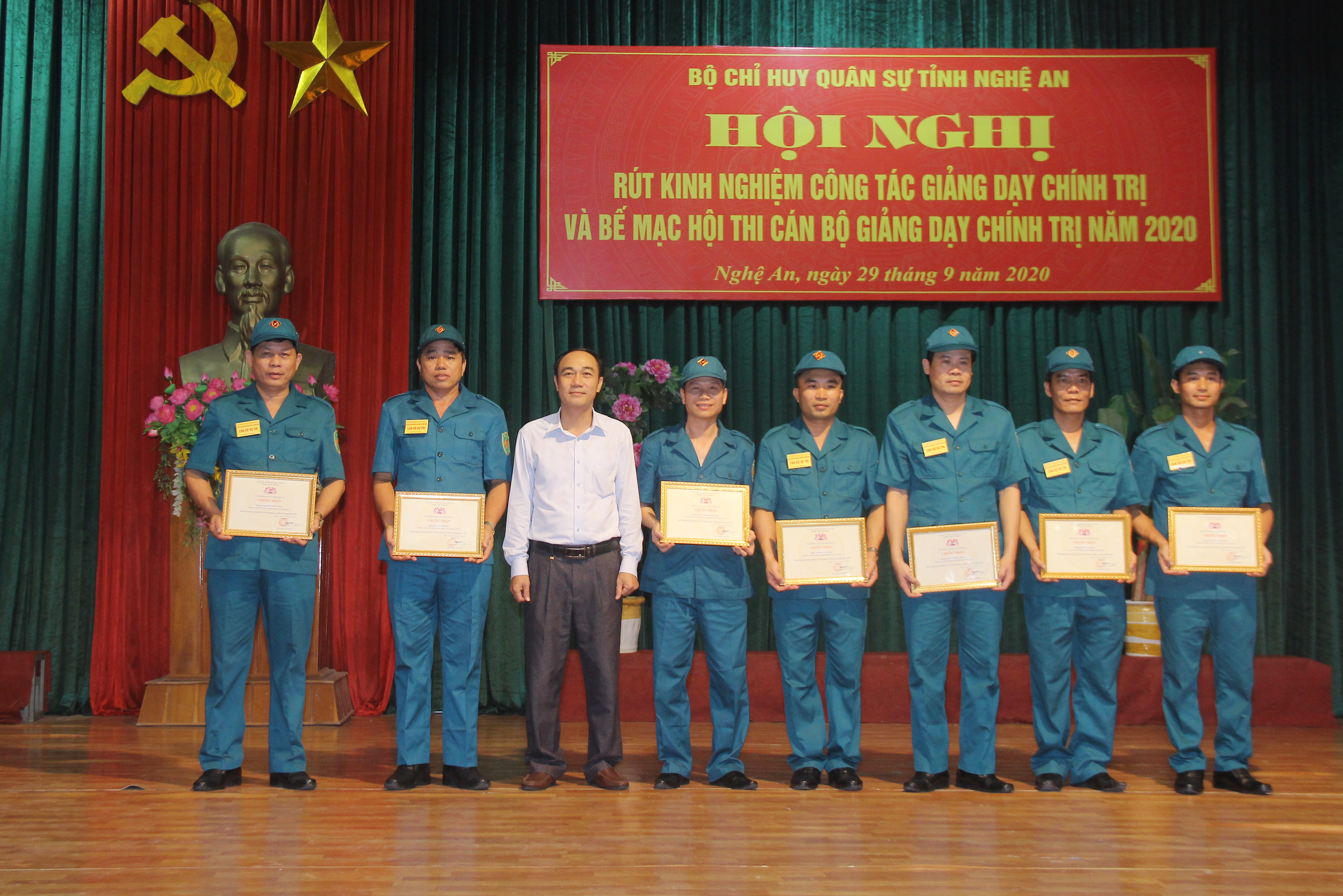 Đồng chí Trần Quốc Khánh - Phó trưởng ban Tuyên giáo Tỉnh ủy trao giấy chứng nhận 
