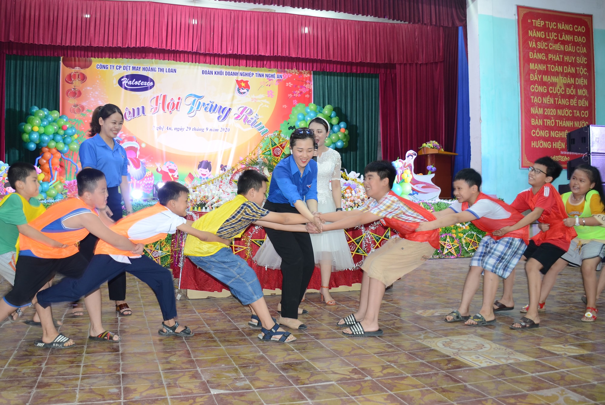 Cùng tham gia chơi các trò chơi dân gian. Ảnh: Thành Chung
