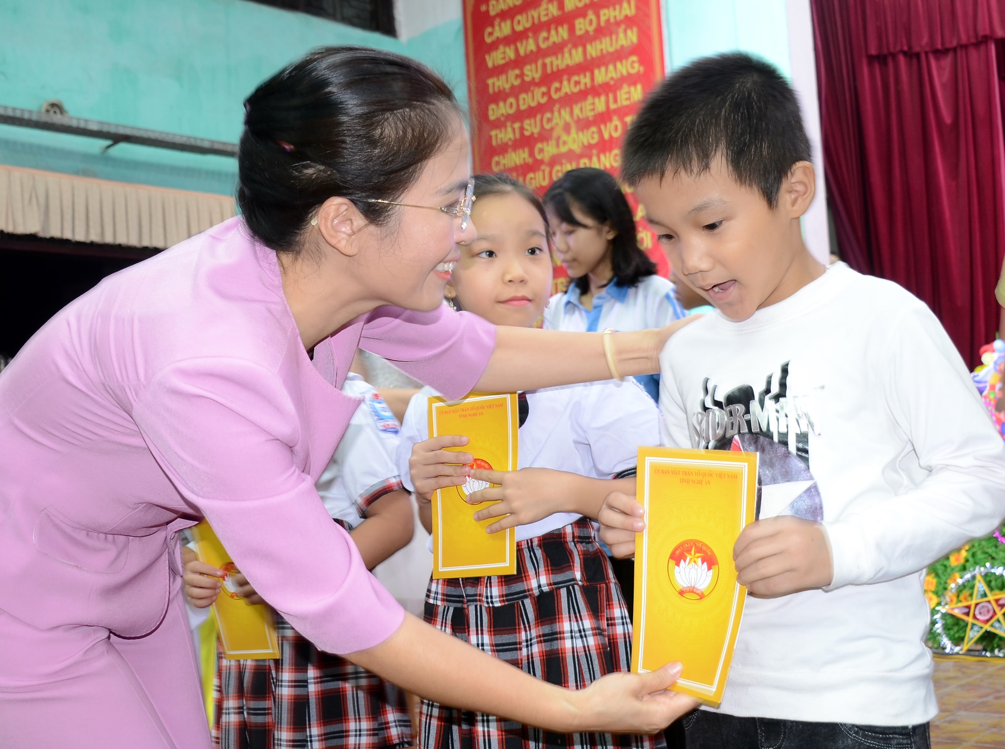 Trao quà cho các cháu học sinh có hoàn cảnh khó khăn. Ảnh: Thành Chung