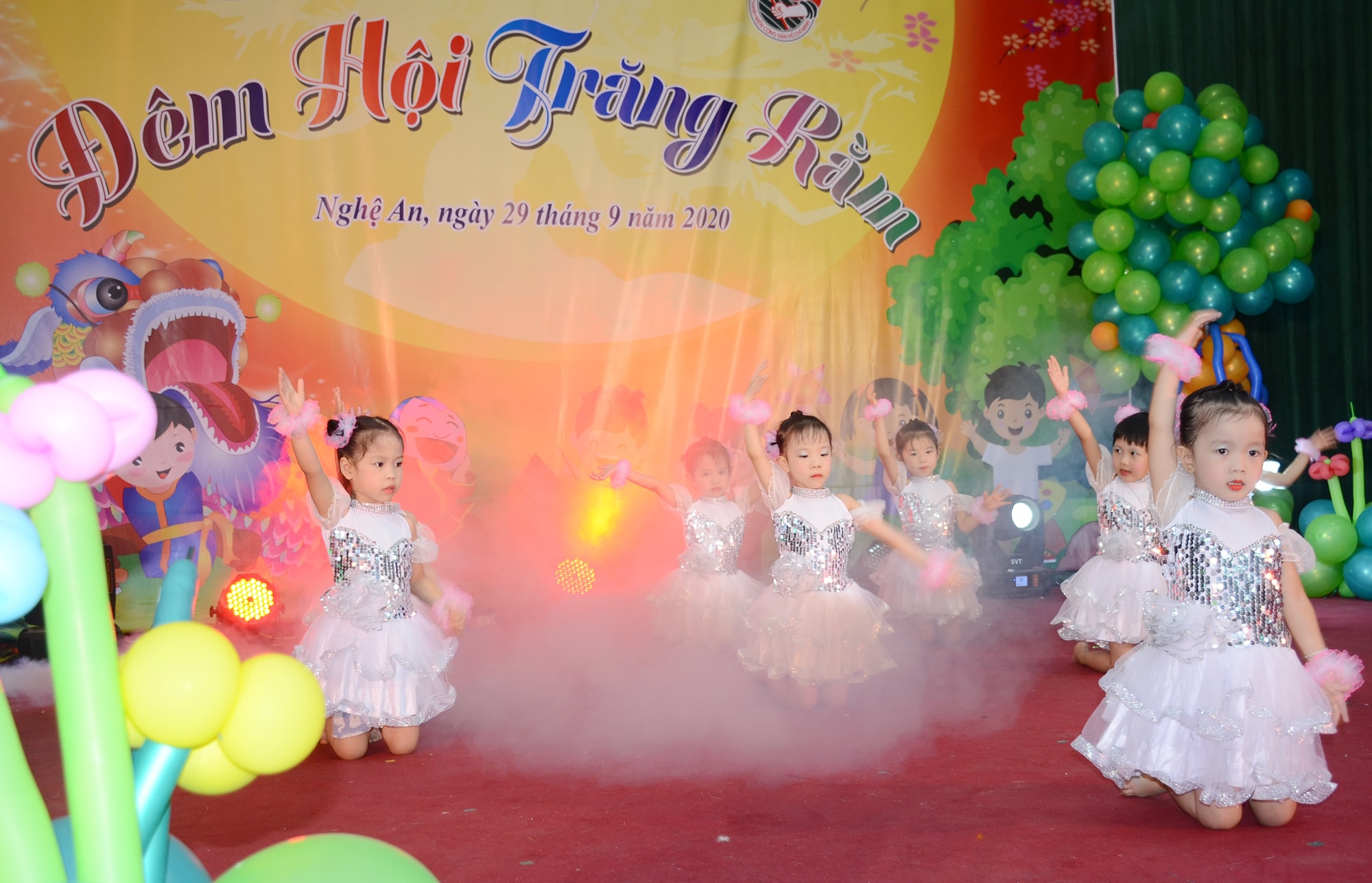 Trong đêm hội, các cháu thiếu nhi cùng vui ca hát. Ảnh: Thành Chung
