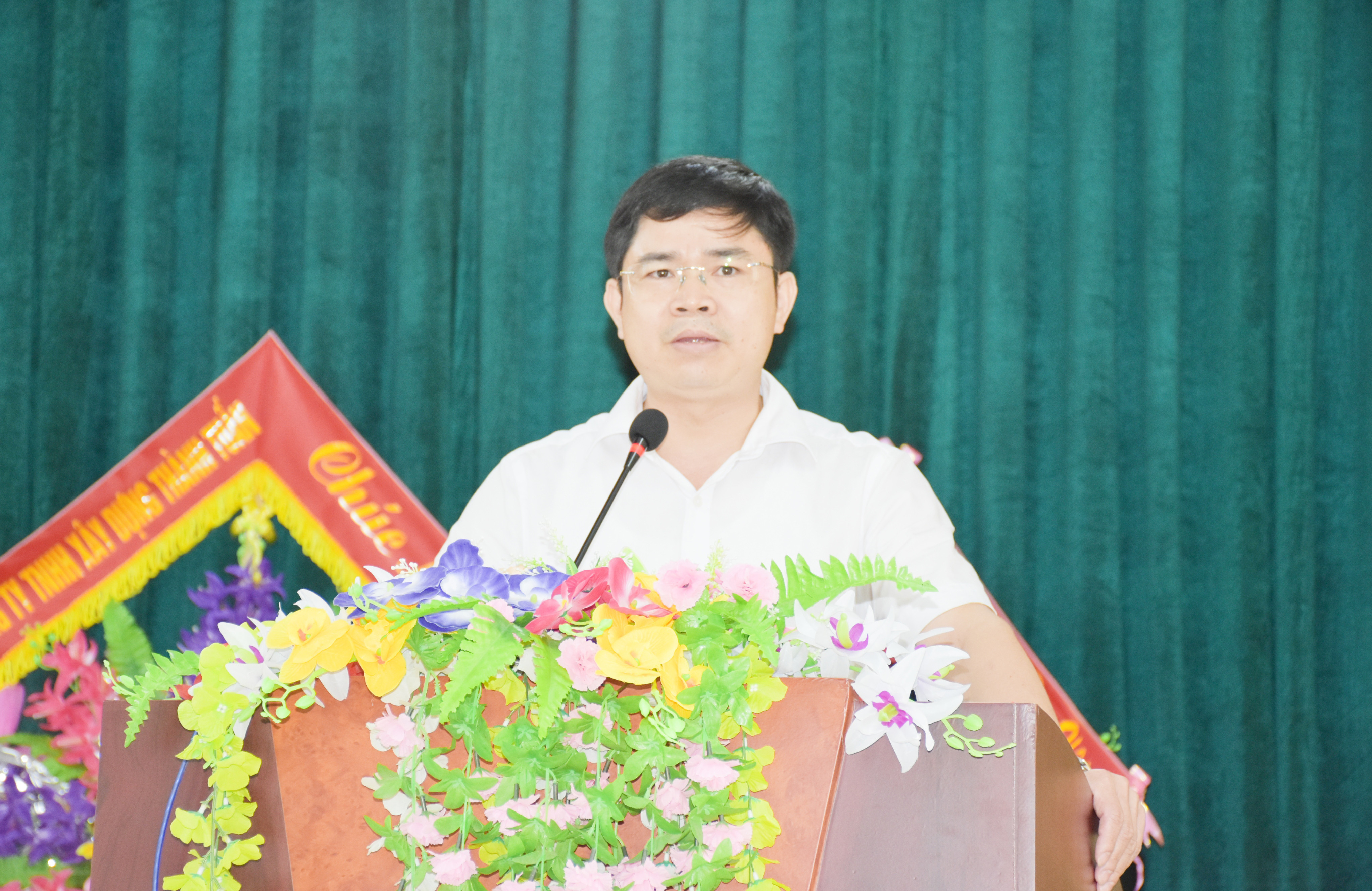 Chủ tịch UBND huyện Thanh Chương Trình Văn Nhã trả lời ý kiến của cử tri. Ảnh: Thanh Lê