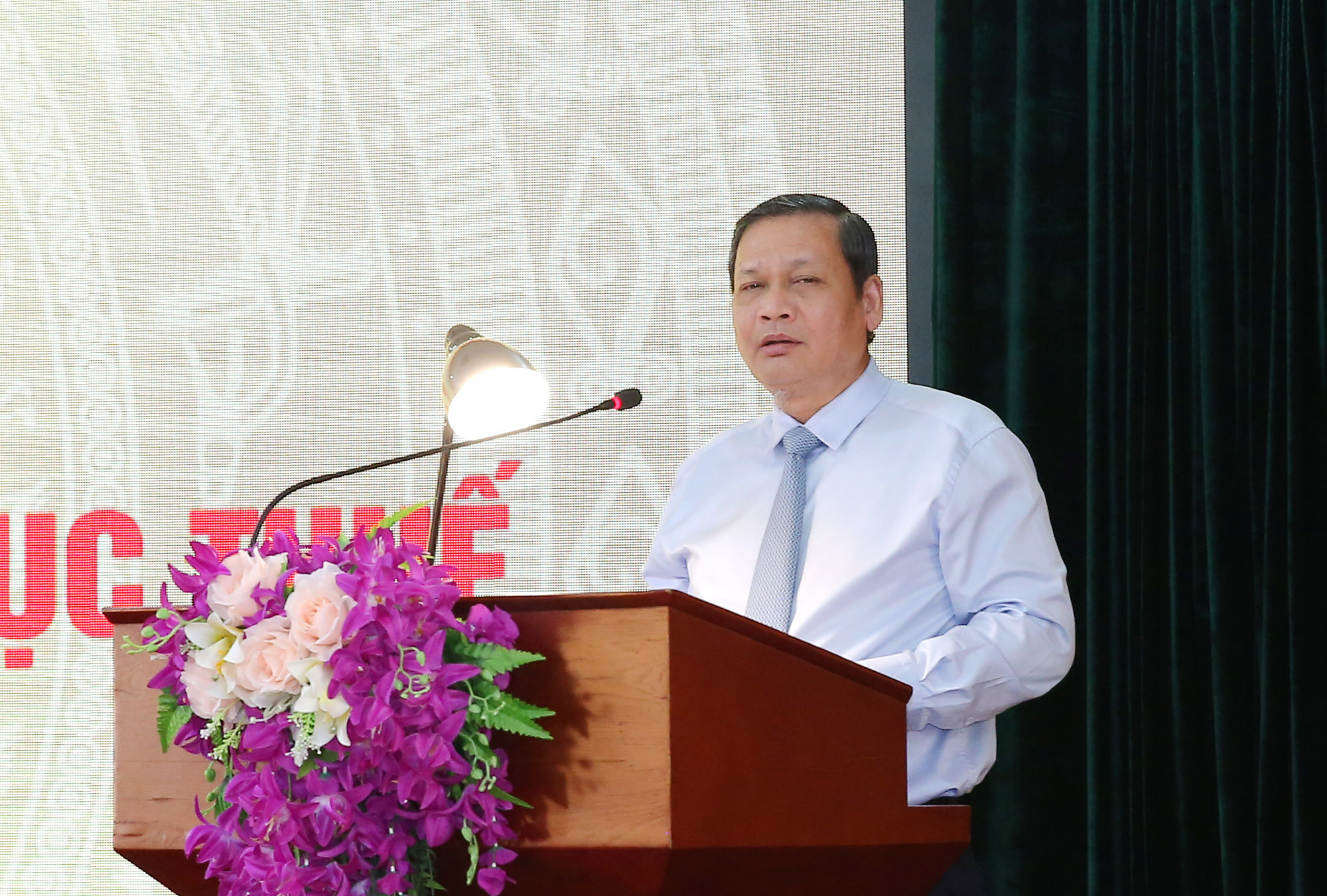 Đồng chí Phi Vân Tuấn phát biểu giao nhiệm vụ cho tân Phó Giám đốc Cục Thuế Nghệ An. Ảnh: Lâm Tùng
