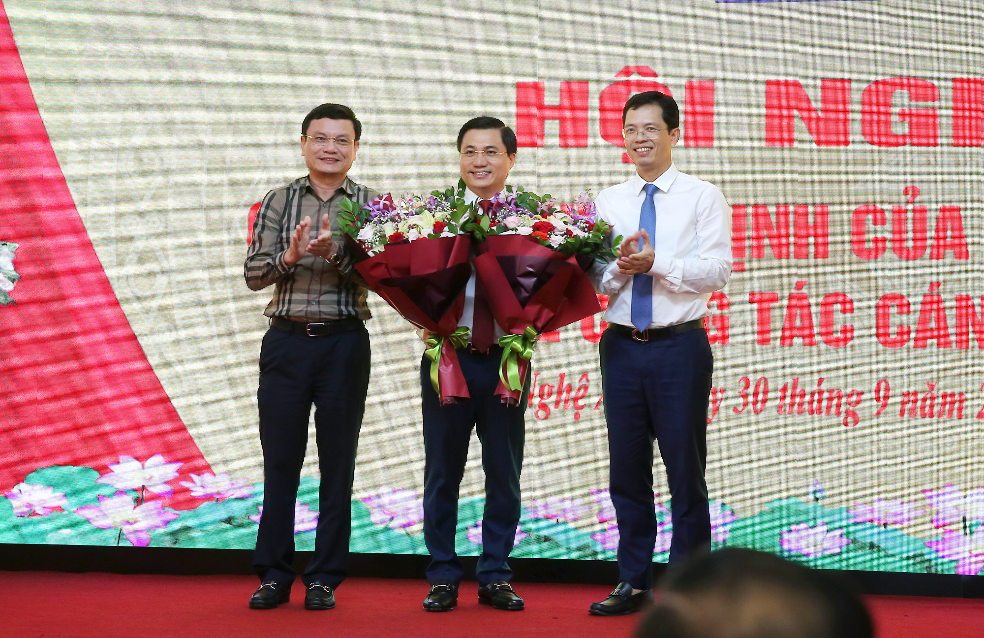 Lãnh đạo Cục Thuế Nghệ An tặng hoa chúc mừng đồng chí Nguyễn Đình Đức. Ảnh: Lâm Tùng