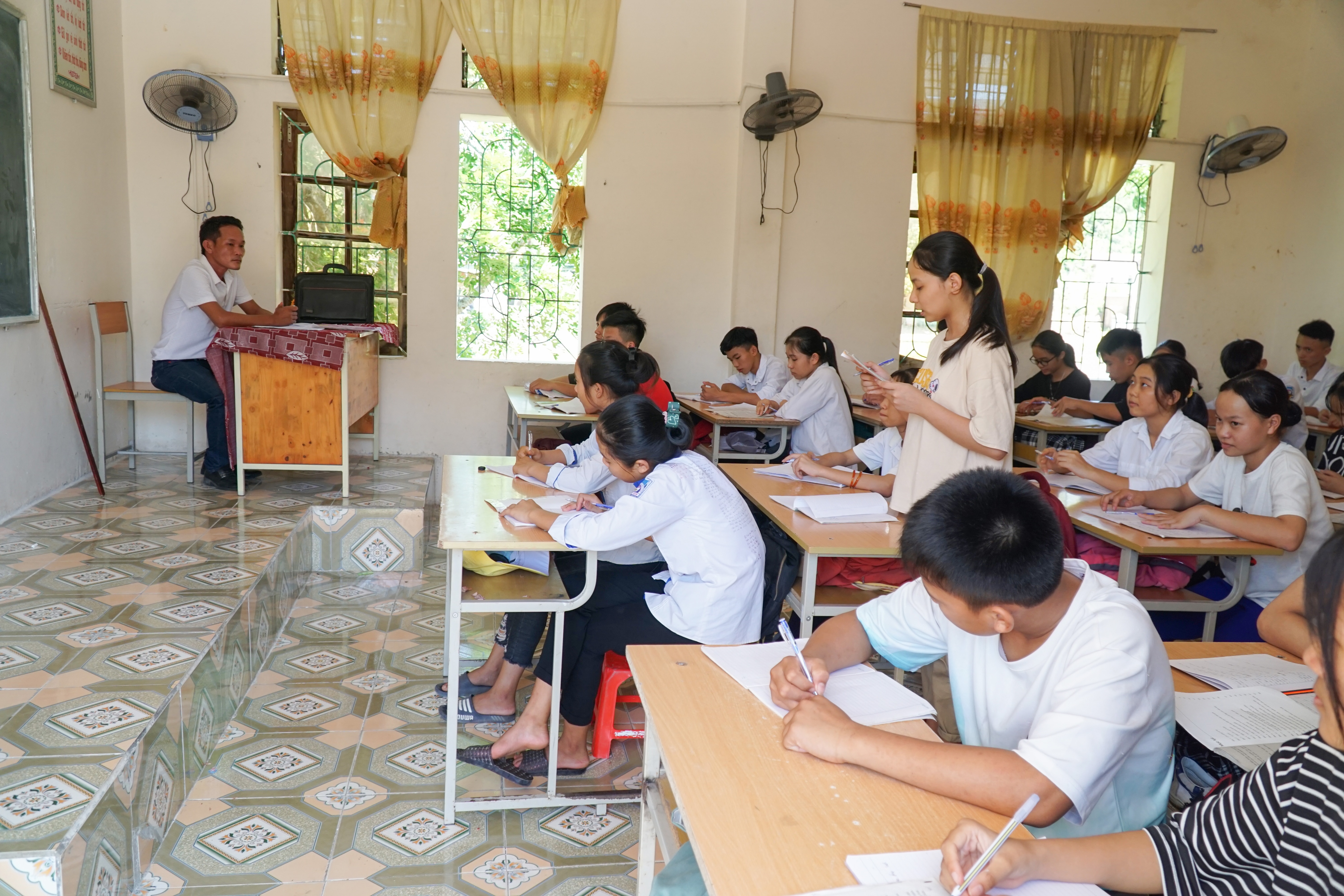 Giờ học của học sinh Trường Tiểu học và THCS Ngọc Sơn (Quỳnh Lưu). Ảnh: MH