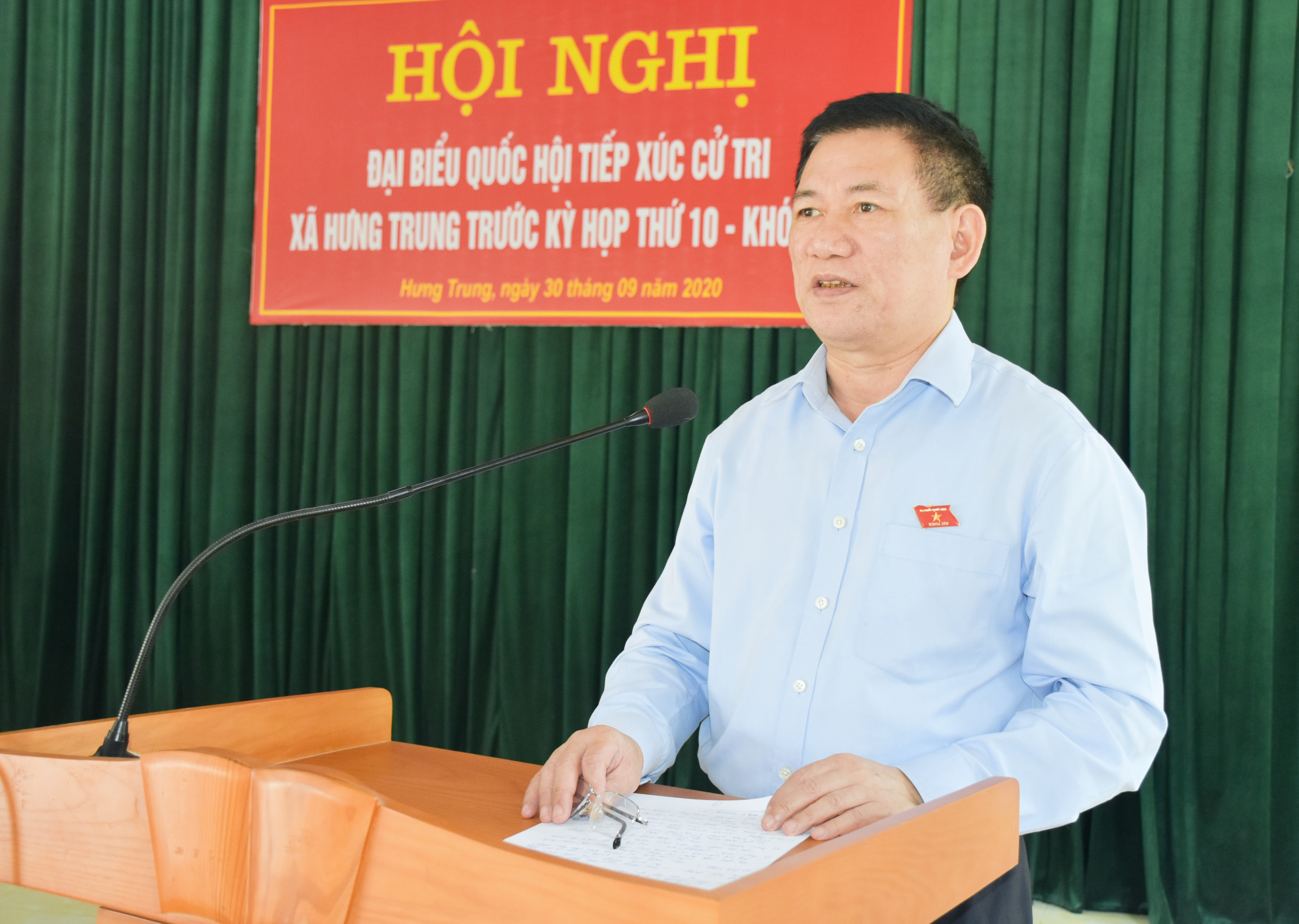 Tổng Kiểm toán Nhà nước Hồ Đức Phớc trả lời các kiến nghị của cử tri xã Hưng Trung  huyện Hưng Nguyên. Ảnh: Thanh Lê