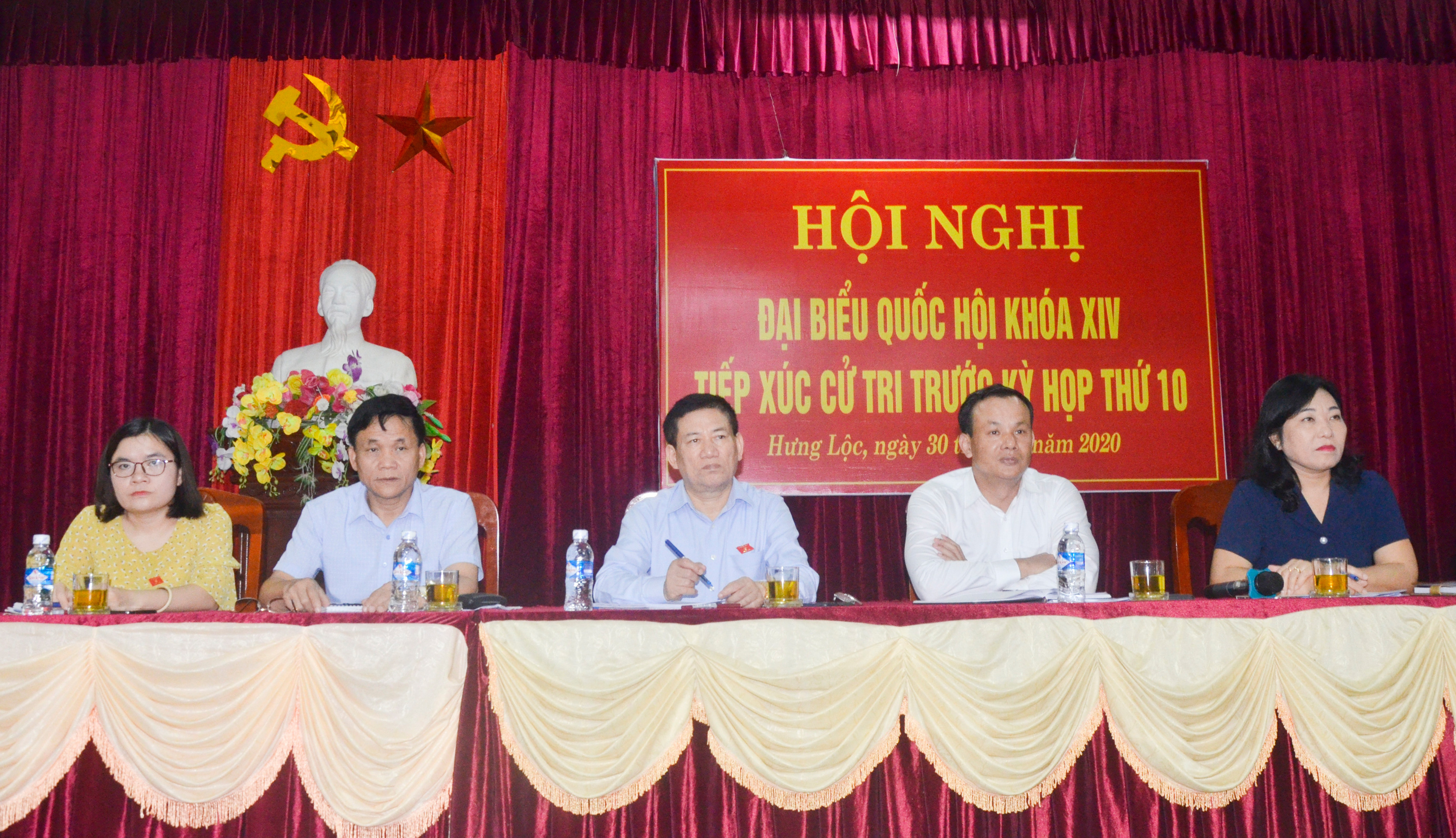 Các đại biểu tham dự hội nghị tiếp xúc cử tri. Ảnh: Thanh Lê