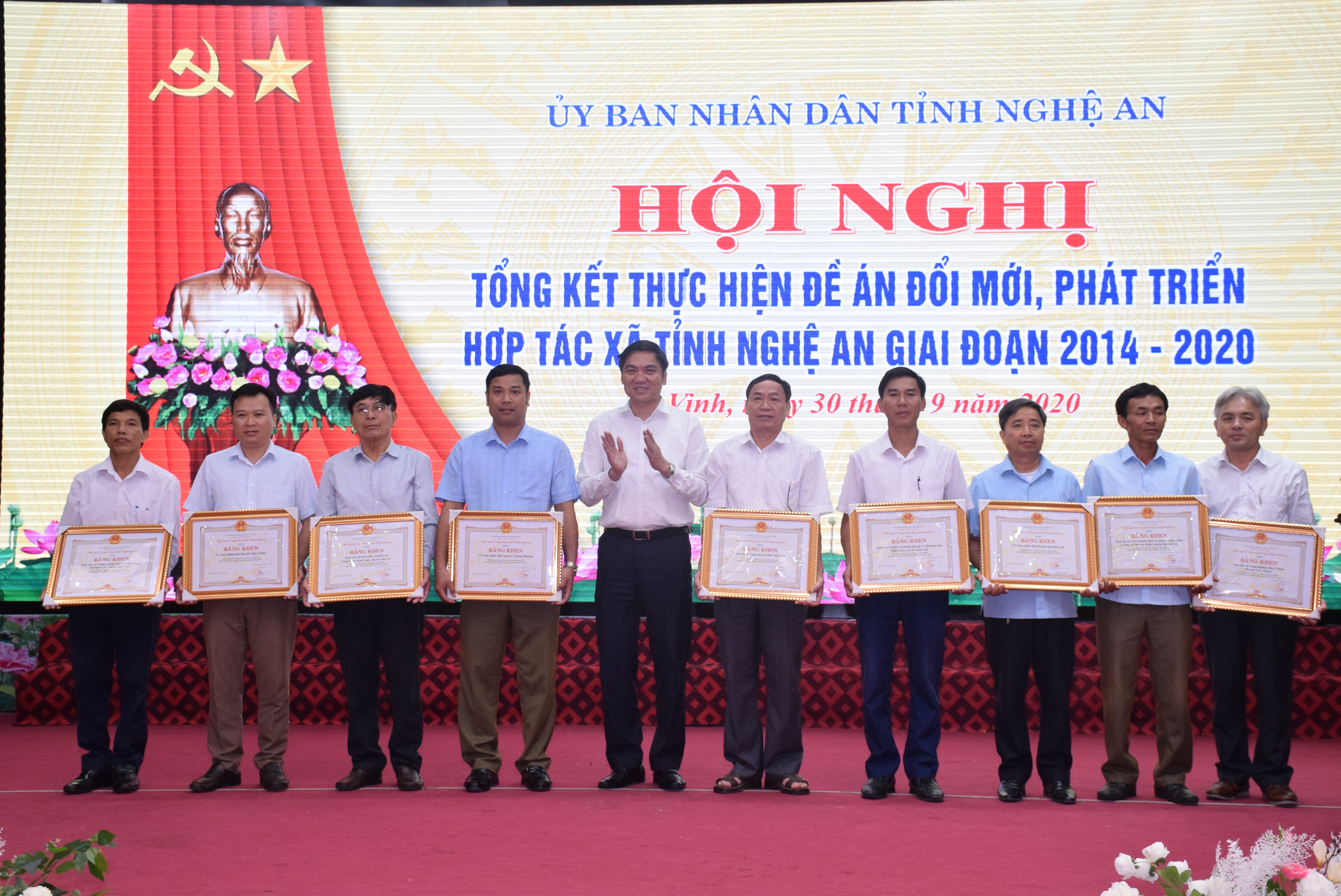 Phó Chủ tịch UBND tỉnh Hoàng Nghĩa Hiếu trao Bằng khen của UBND tỉnh cho các tập thể, cá nhân. Ảnh: Xuân Hoàng