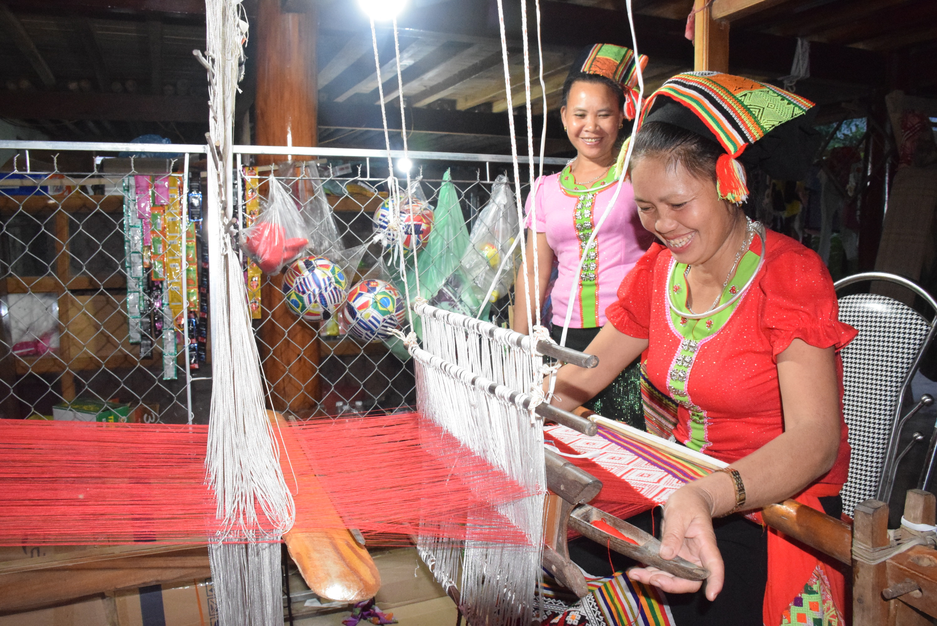 Phát triển nghề dệt thổ cẩm ở làng Thái Minh, xã Tiên Kỳ. Ảnh: Xuân Hoàng