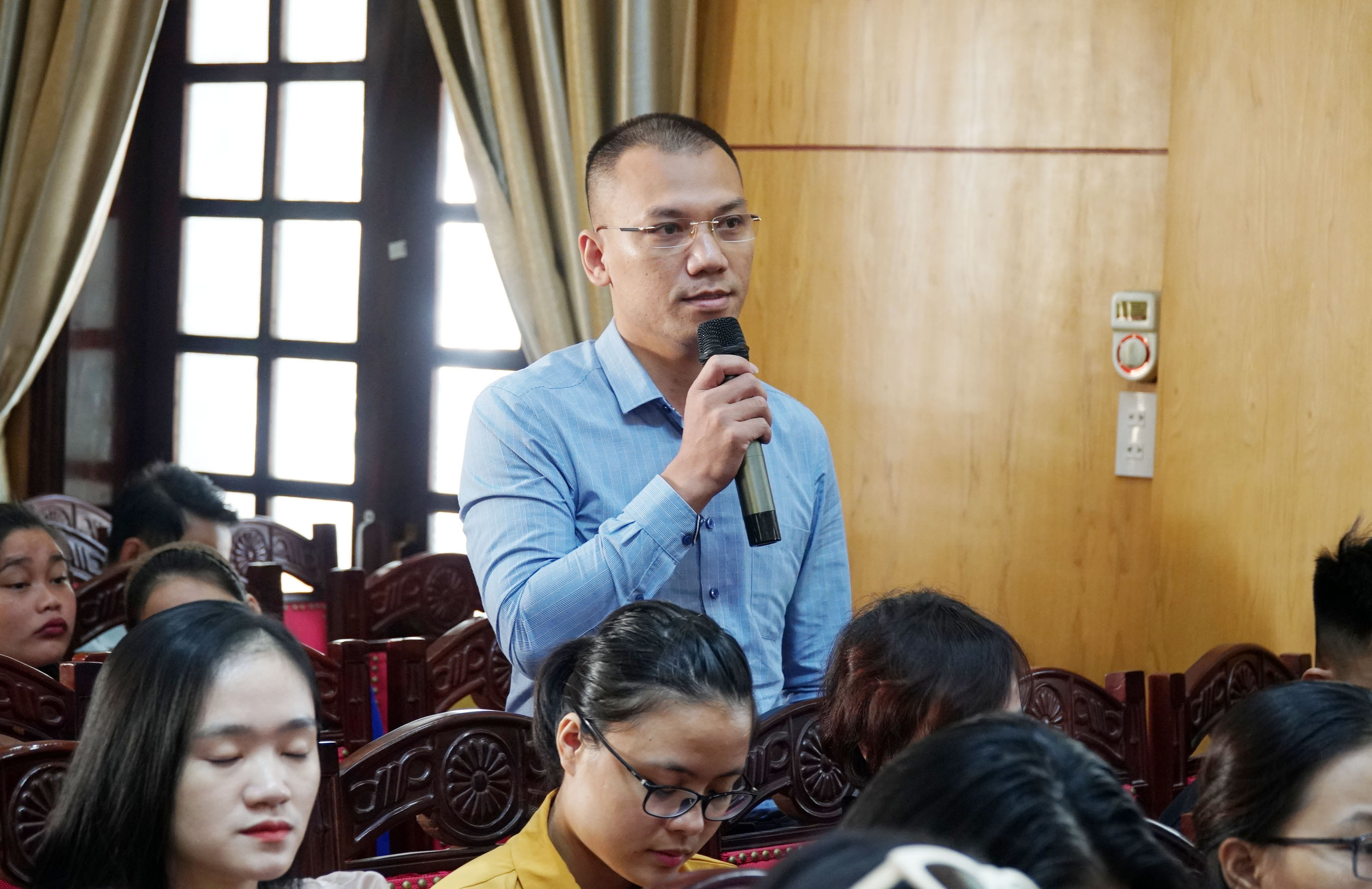 Đại diện Trung tâm Anh ngữ ở huyện Đô Lương phát biểu tại hội nghị. Ảnh: Mỹ Hà.