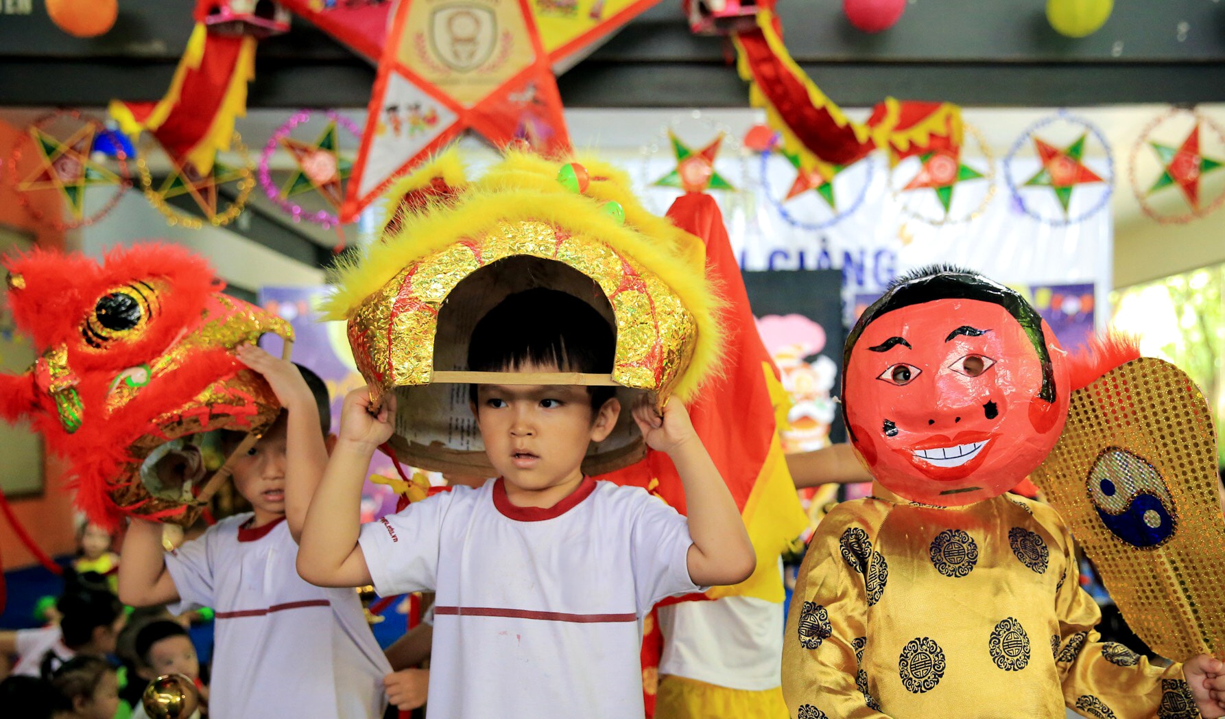 Trung thu ở thị thành vui nhưng không ai bảo con trẻ ngắm nhìn vầng trăng. Ảnh minh họa