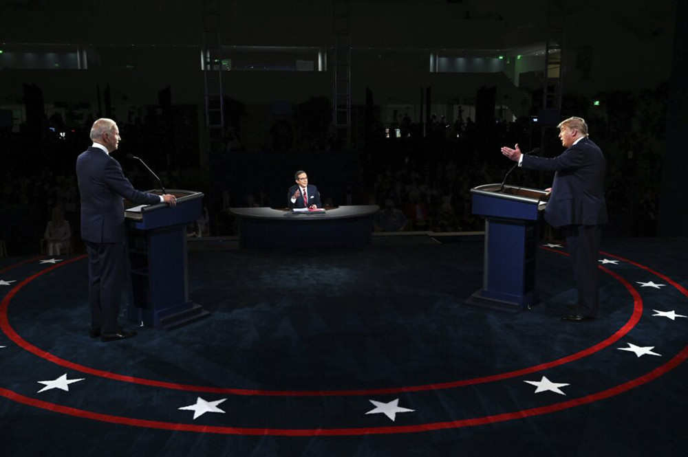 Khung cảnh cuộc tranh luận đầu tiên giữa 2 ứng cử viên là Tổng thống Donald Trump và cựu Phó Tổng thống Joe Biden. Ảnh: AP