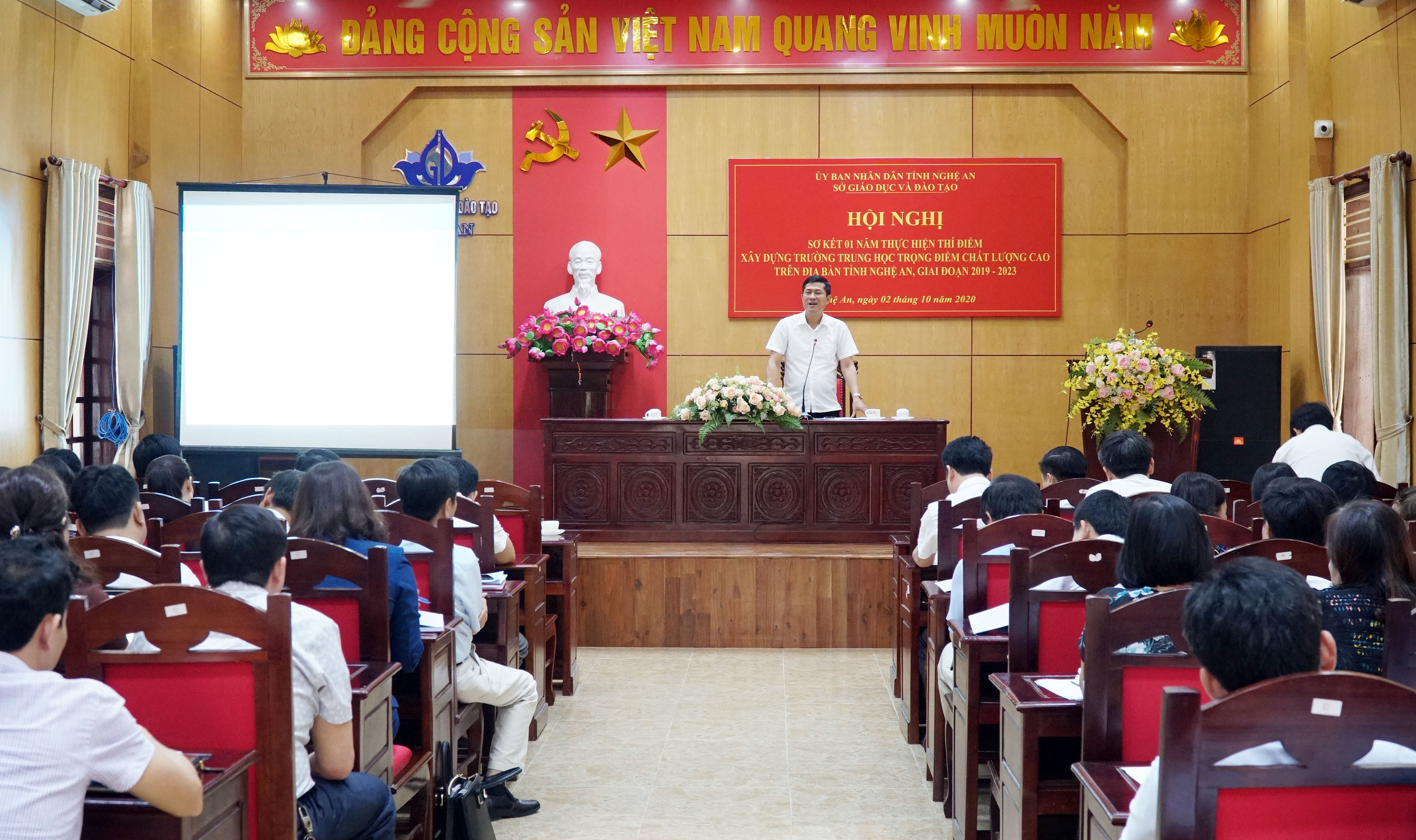 Giám đốc Sở Giáo dục và Đào tạo Thái Văn Thành phát biểu chỉ đạo cuộc họp. Ảnh: Mỹ Hà