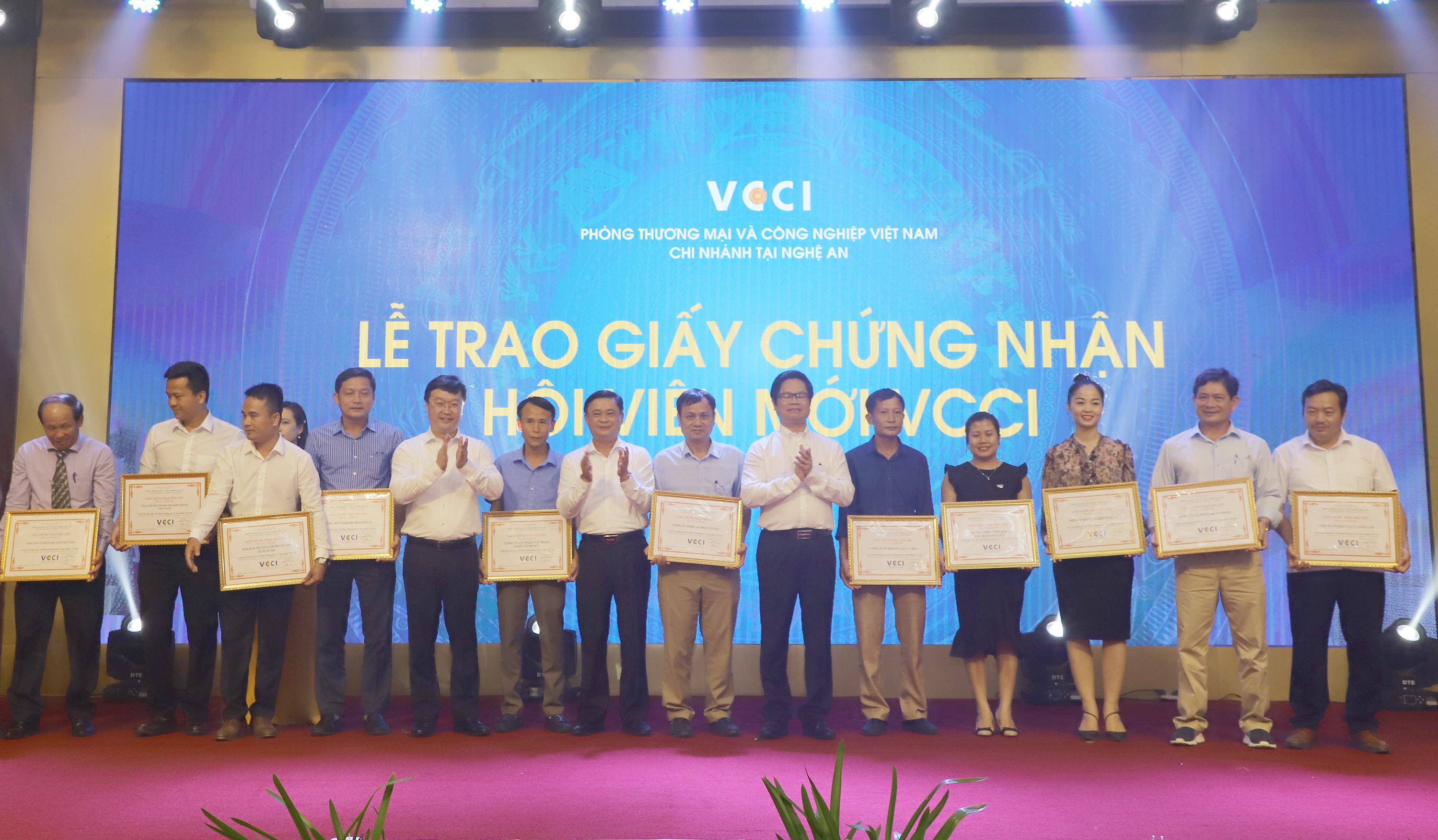 Lãnh đạo tỉnh và VCCI Việt Nam trao Giấy chứng nhận cho các hội viên. Ảnh: Phạm Bằng