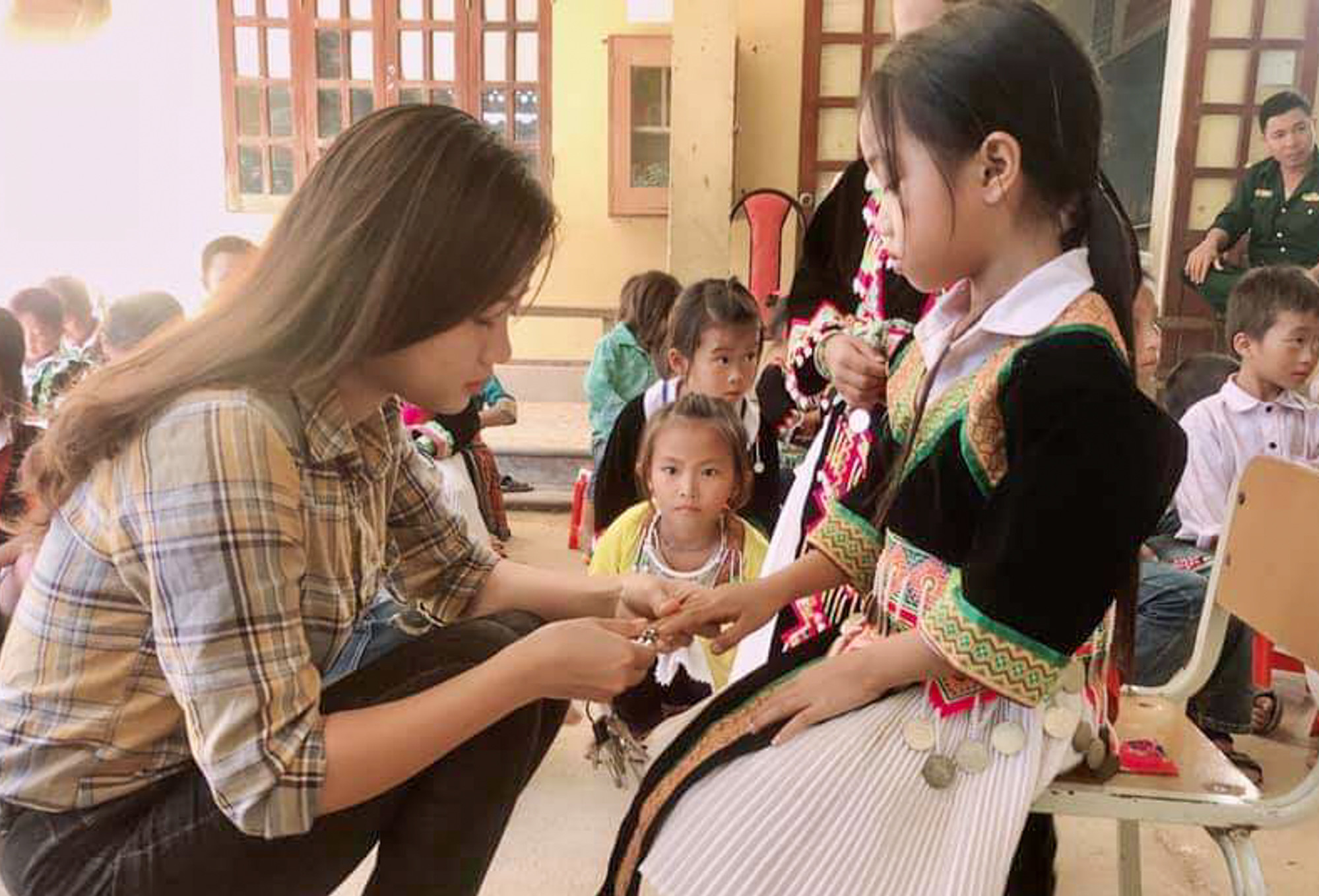 Cô giáo trẻ Vi Thị Lê với học sinh của mình. Ảnh: Thành Cường