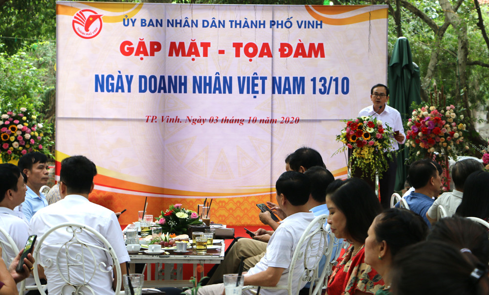 Đồng chí Trần Quang Lâm - Phó Chủ tịch UBND thành phố Vinh khai mạc buổi tọa đàm. Ảnh: Nguyễn Hải