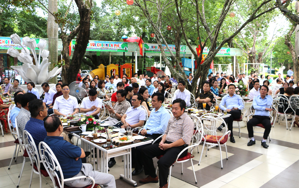 Đại diện lãnh đạo các sở ngành, lãnh đạo thành phố Vinh, các phường xã và trên 300 doanh nhân về dự Tọa đàm gặp mặt. Ảnh: Nguyễn Hải