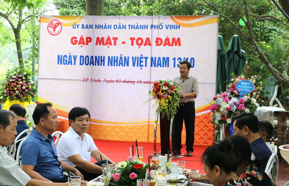Ông Trần Anh Sơn - Phó Chủ tịch Hội doanh nghiệp tỉnh đại diện cho các hội doanh nhân phát biểu. Ảnh: Nguyễn Hải