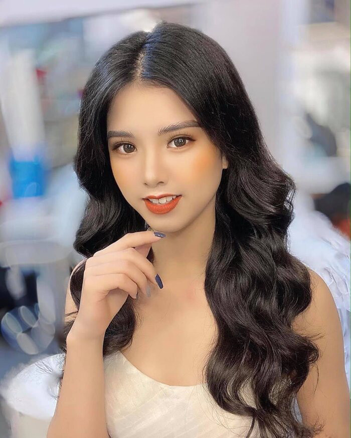Tiếp đến là thí sinh Đặng Phương Nhung - người đẹp từng được xướng tên cho ngôi vị cao nhất của cuộc thi Miss Capital Vietnam 2019 - Hoa khôi Kinh đô Việt Nam.