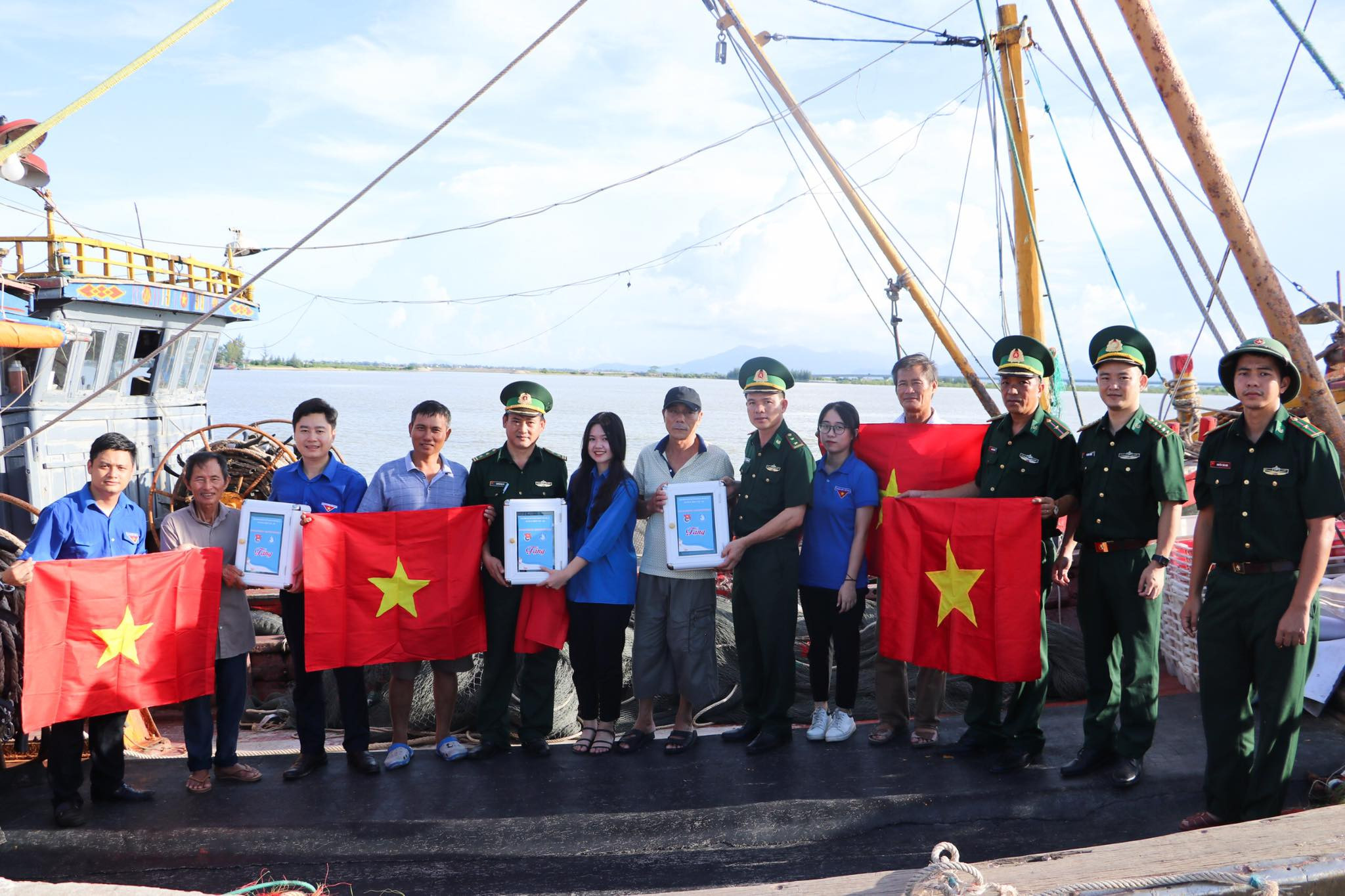 Các đại biểu tặng cờ cho ngư dân Cửa Lò. 