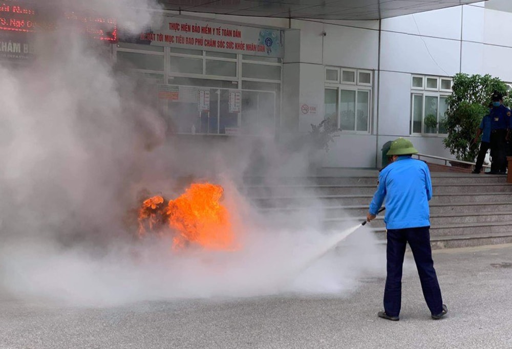Diễn tập dập tắt một số đám cháy nhỏ xảy ra. Ảnh: BVCC