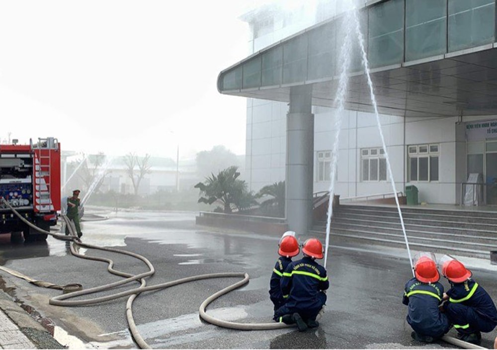 Diễn tập xử lý đám cháy nếu có ở tầng cao của bệnh viện. Ảnh: BVCC