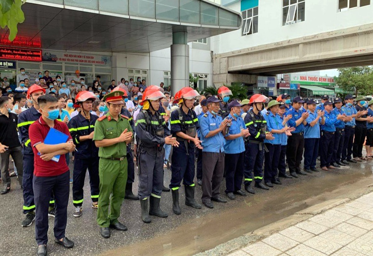 Lực lượng phòng cháy chữa cháy của Bệnh viện HNĐK tỉnh cùng Phòng cảnh sát PCCC Công an tỉnh tham gia diễn tập. Ảnh: BVCC