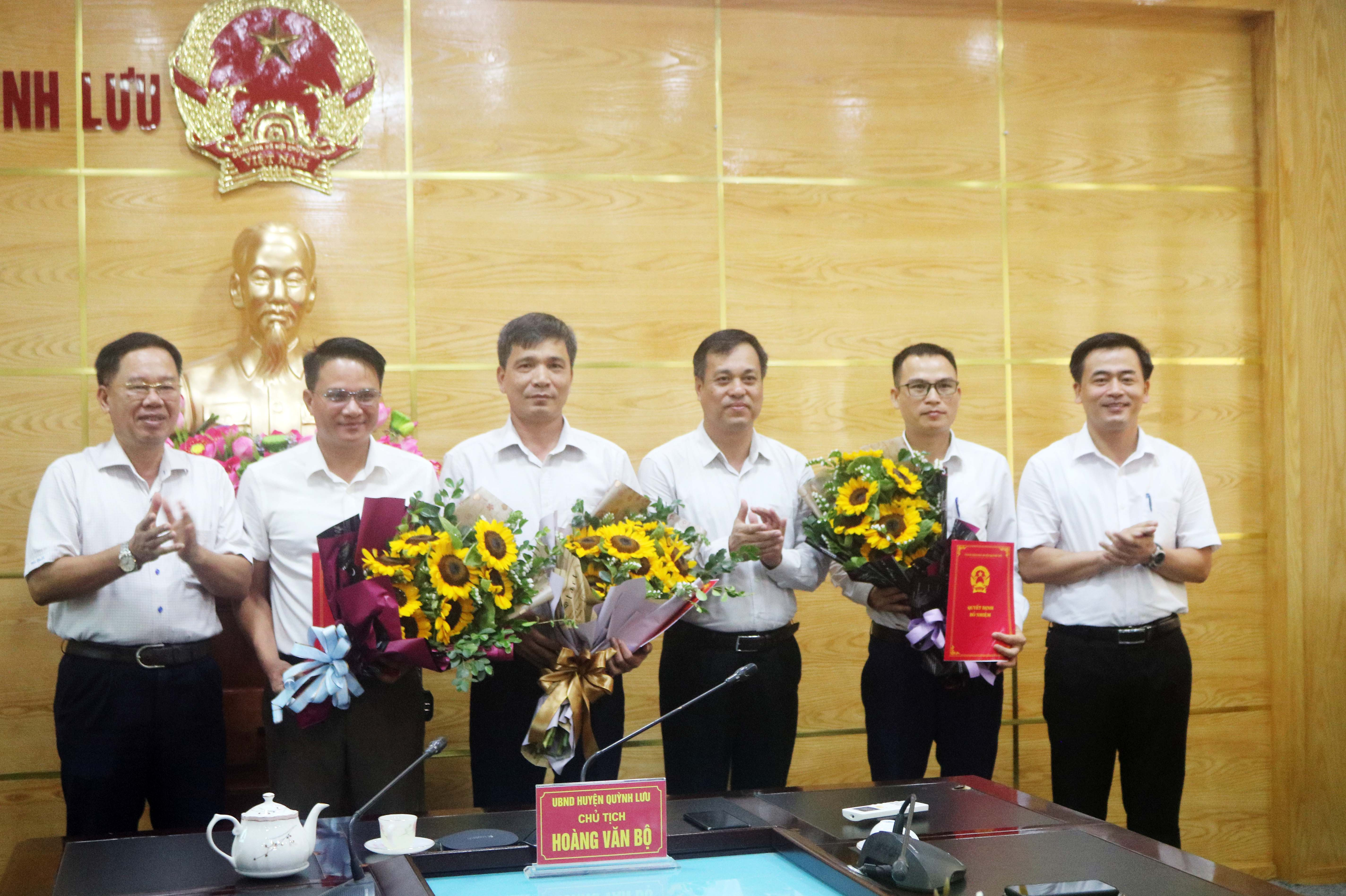 Lãnh đạo UBND huyện Quỳnh Lưu trao quyết định điều động và bổ nhiệm cán bộ đối với các đồng chí Hồ Anh Thắng, Trần Xuân Nhương và Phạm Thanh Hải