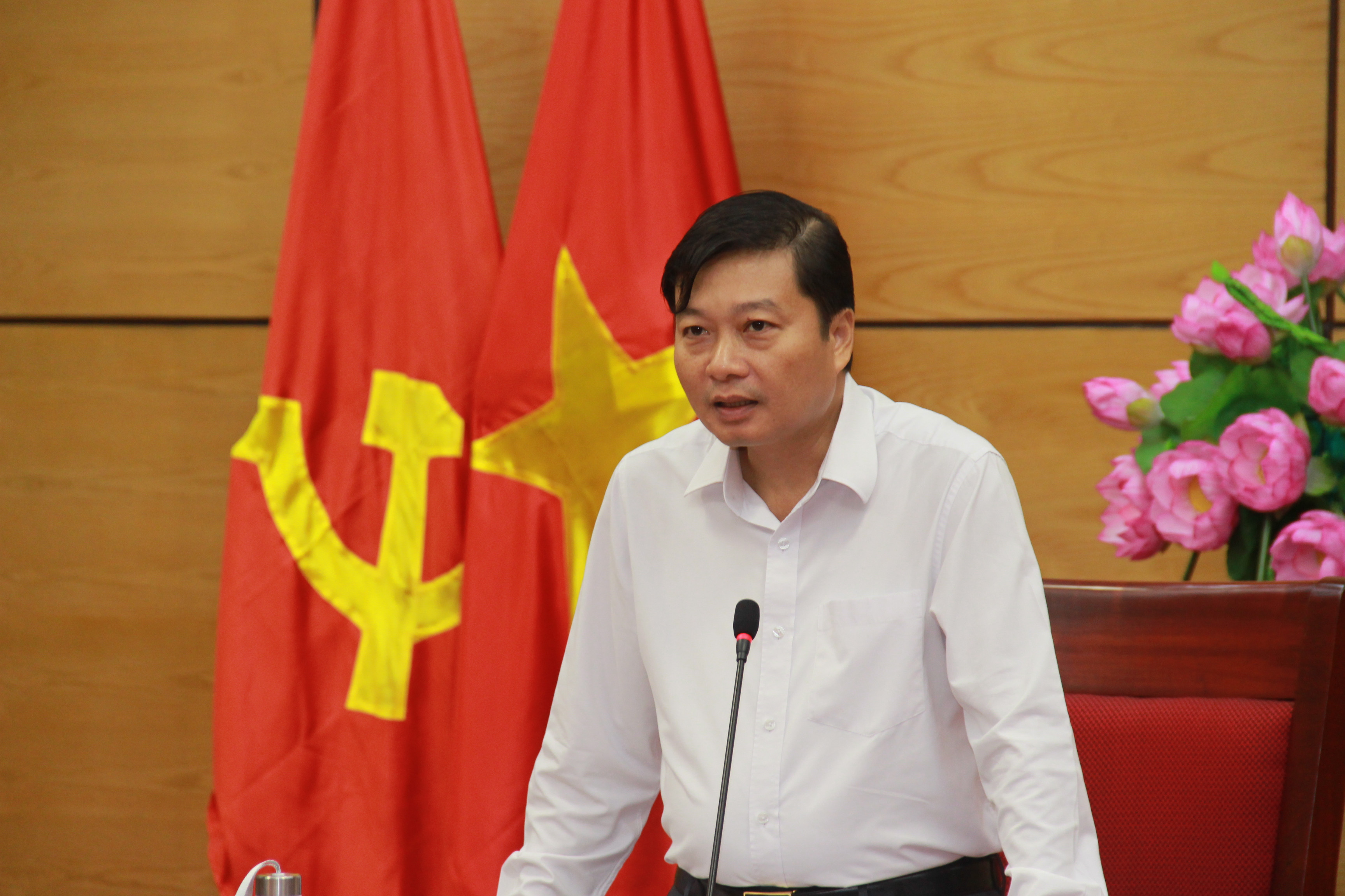 Đồng chí Lê Hồng Vinh - Ủy viên Ban Thường vụ, Phó Chủ tịch UBND tỉnh chủ trì cuộc họp. Ảnh: Hoài Thu