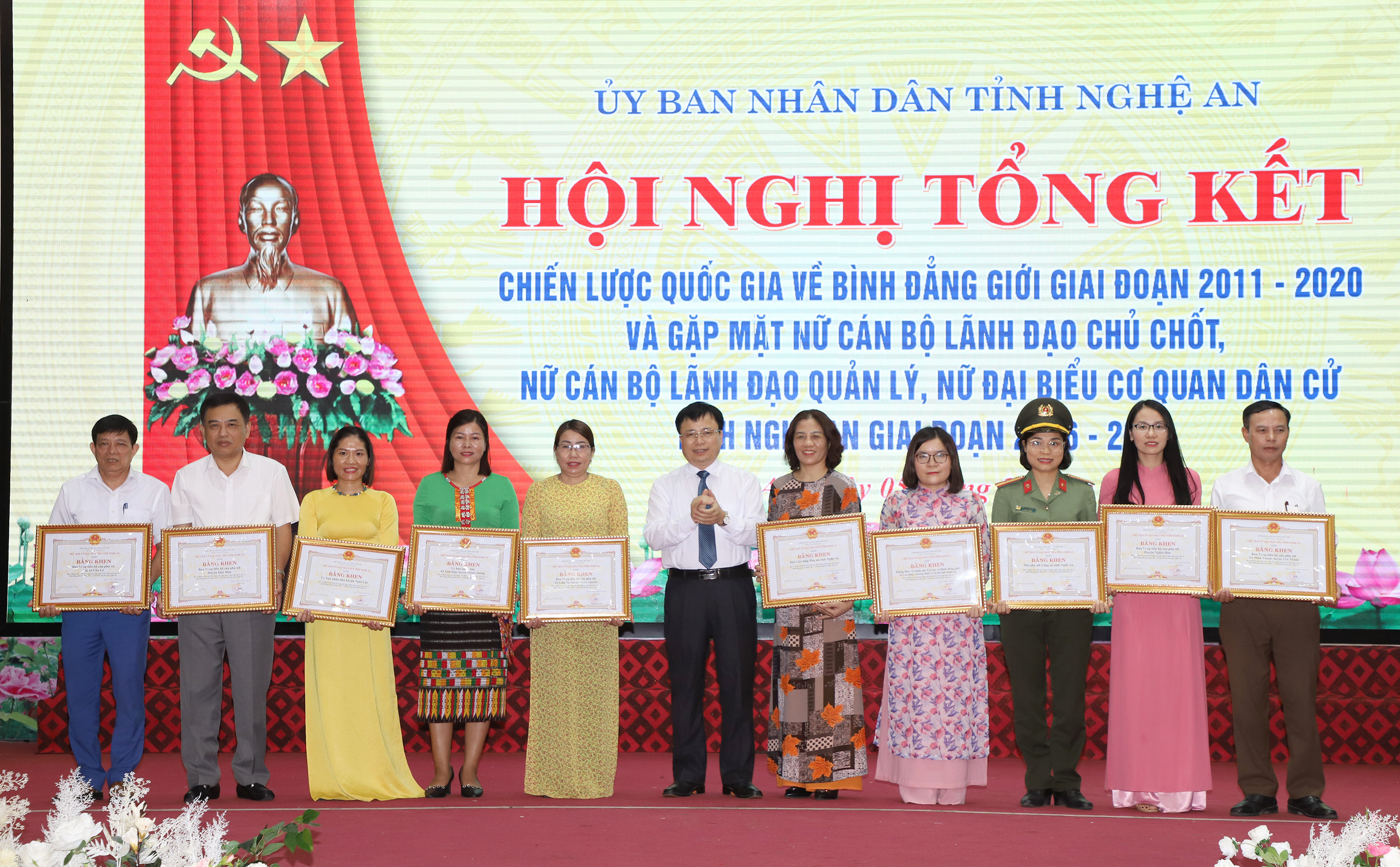 Đồng chí Bùi Đình Long - Phó Chủ tịch UBND tỉnh trao Bằng khen cho 10 tập thể có thành tích xuất sắc trong việc thực hiện Chiến lược quốc gia về bình đẳng giới tỉnh Nghệ An giai đoạn 2011-2020.