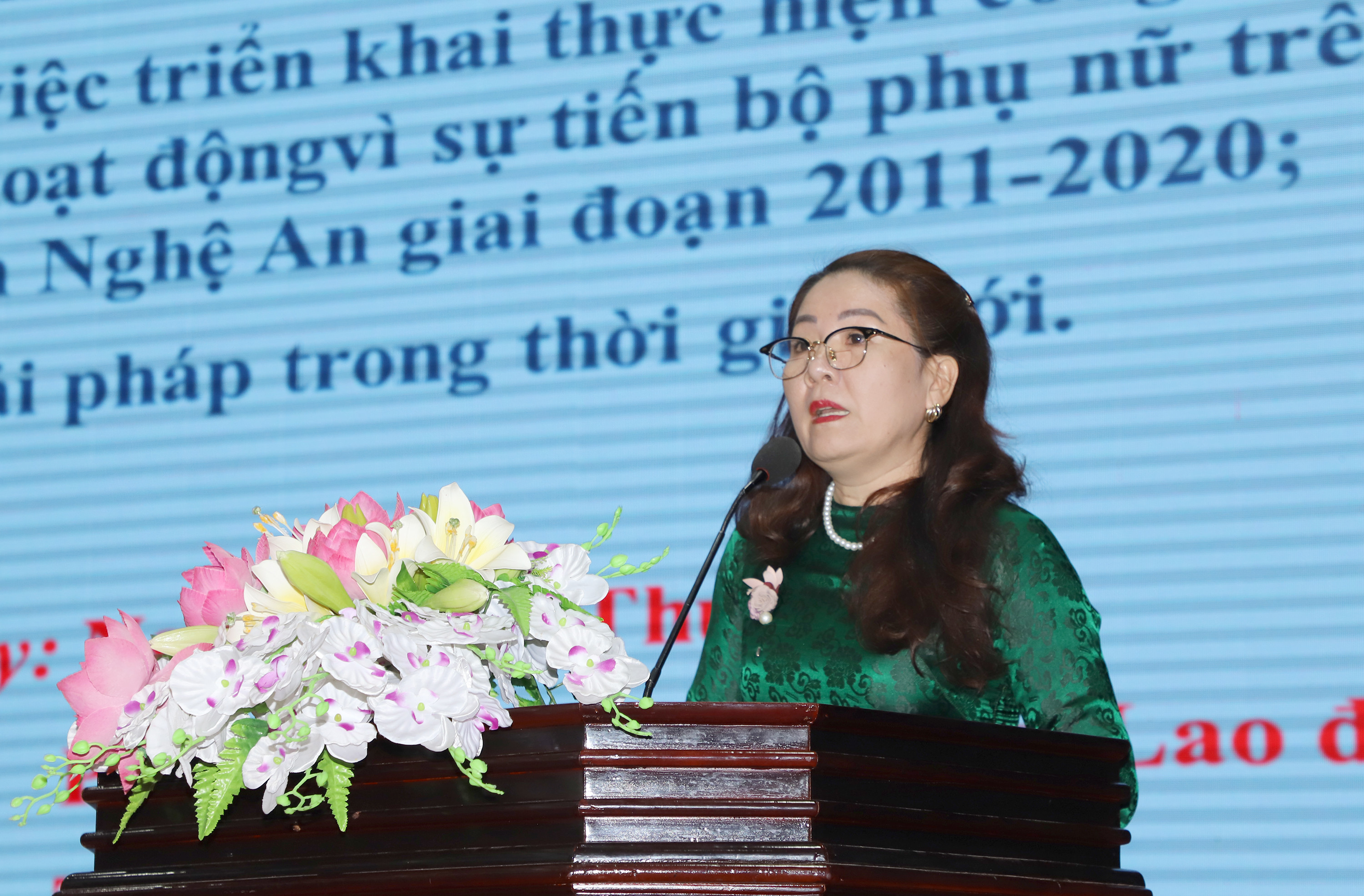Bà Nguyễn Thị Thu Nhi - Phó Chủ tịch Liên đoàn lao động tỉnh trình bày tham luận tại Hội nghị. Ảnh: Phạm Bằng