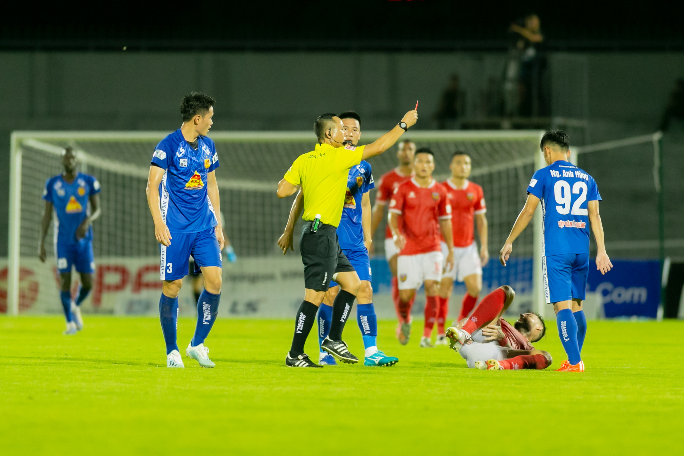 Tình huống bị thẻ đỏ của Nguyễn Anh Hùng (số 92) trong trận đấu với Hồng Lĩnh Hà Tĩnh. Ảnh: Xuân Thủy 
