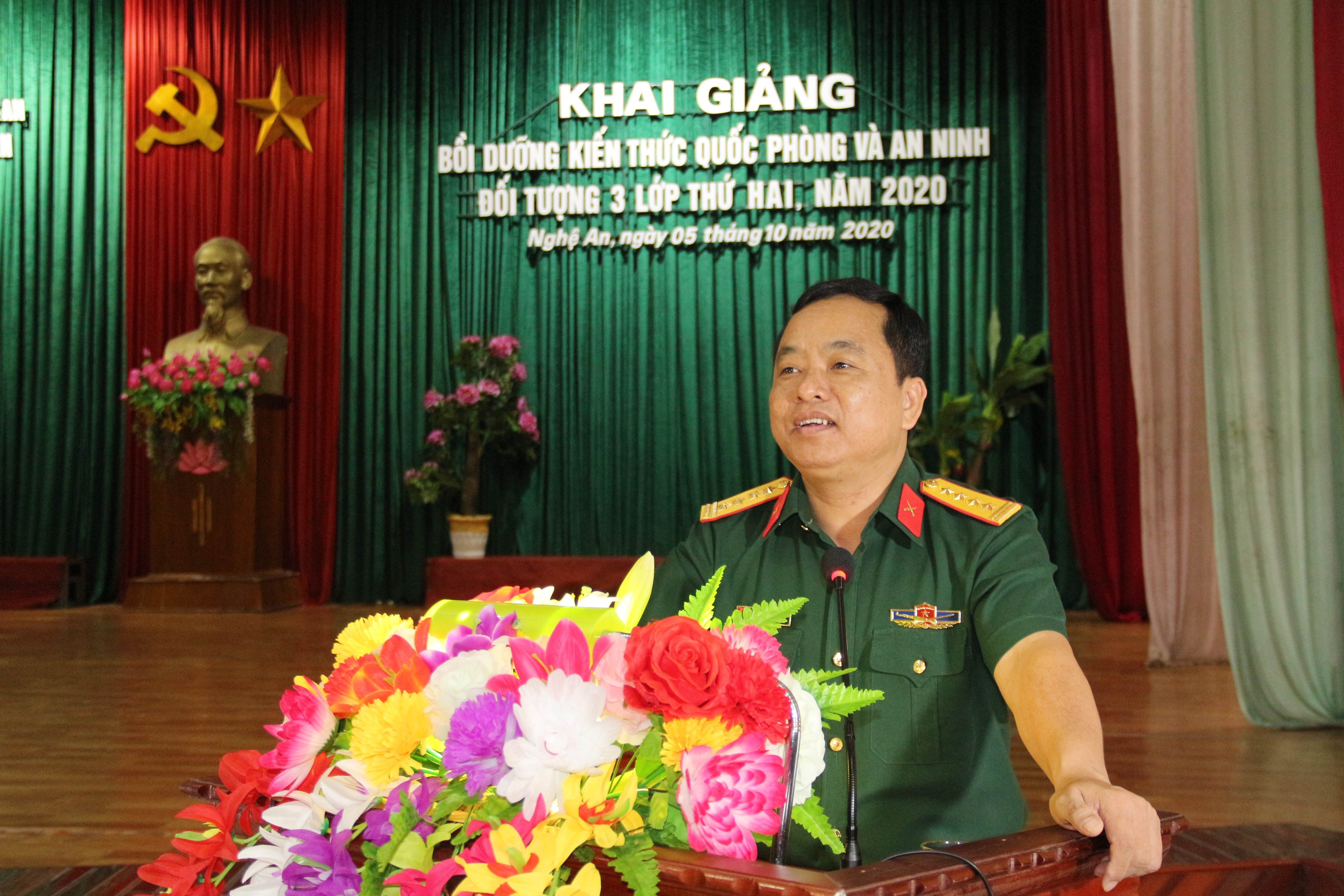 Đại tá Nguyễn Ngọc Hà, Ủy viên BTV Tỉnh ủy - Chỉ huy trưởng Bộ CHQS tỉnh, Phó Chủ tịch thường trực Hội đồng Giáo dục QP&AN tỉnh Nghệ An phát biểu giao nhiệm vụ tại lễ khai giảng.