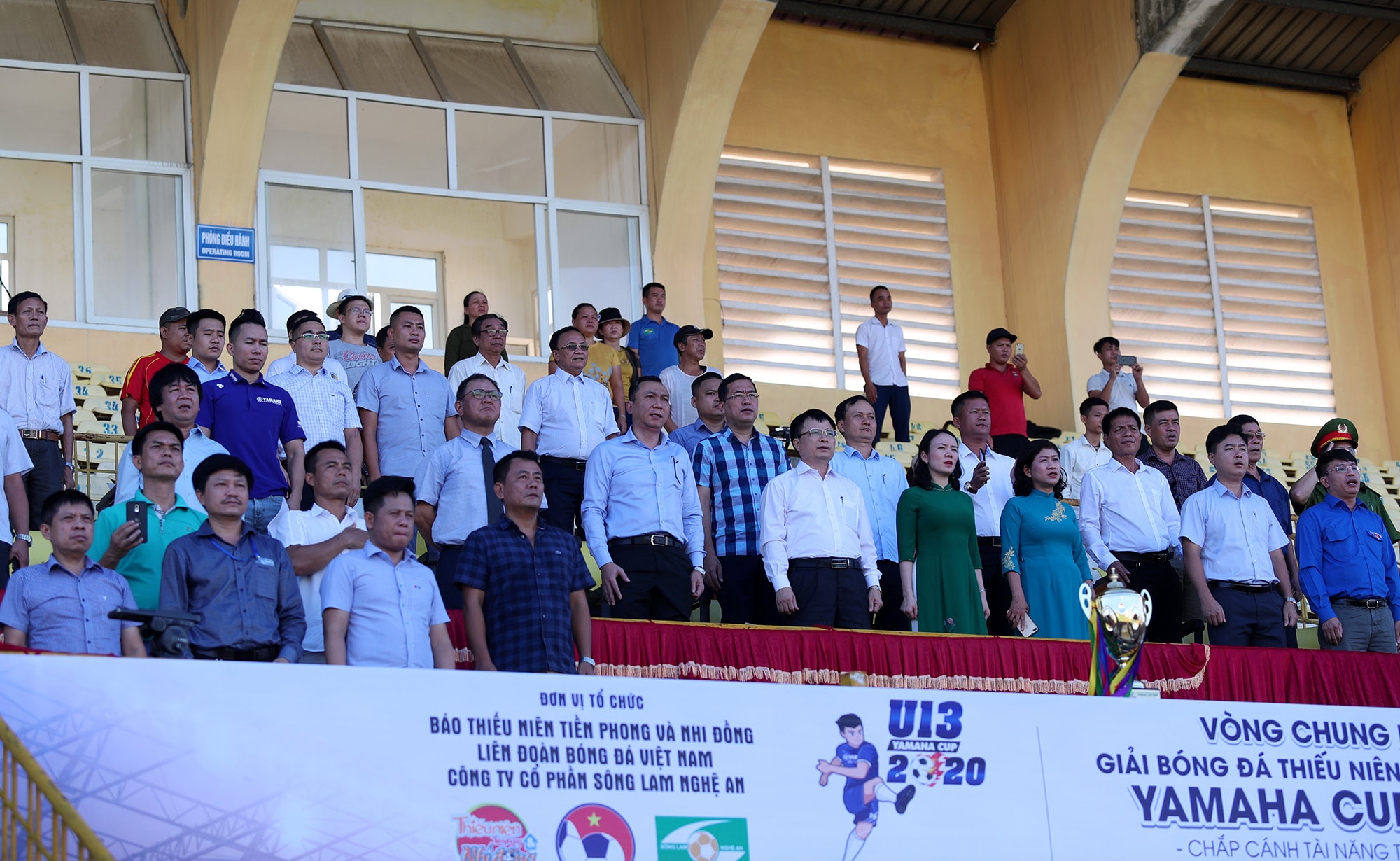 Các đại biểu tham dự Lễ khai mạc VCK Giải bóng đá Thiếu niên toàn quốc 2020. Ảnh: Đức Anh
