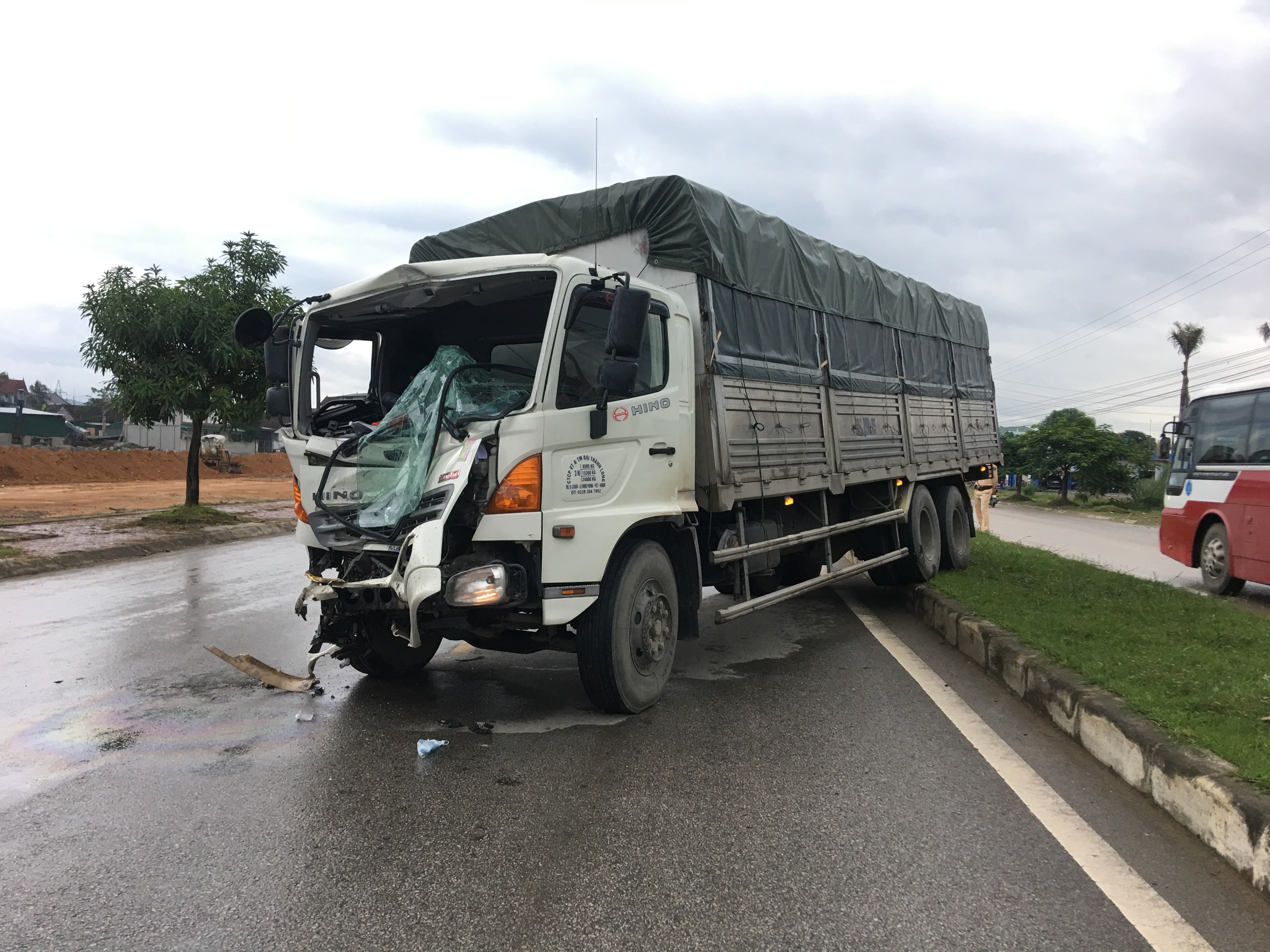 Xe ô tô tải bị đâm văng lùi, bánh sau nằm trên giải phân cách. Ảnh: Nguyễn Long