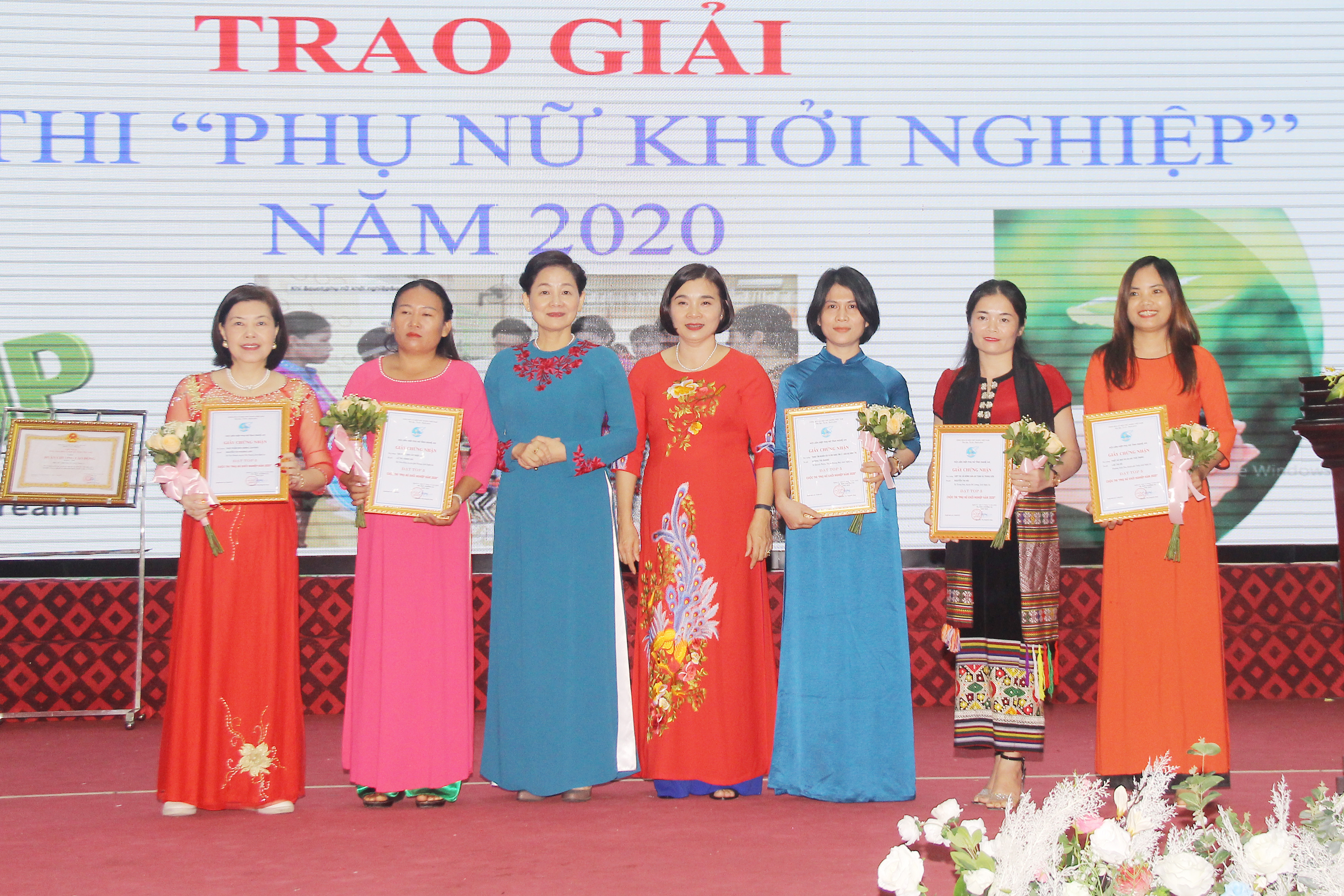 Lãnh đạo Hội LHPN Việt Nam và Hội LHPN tỉnh trao 5 giải thưởng của 